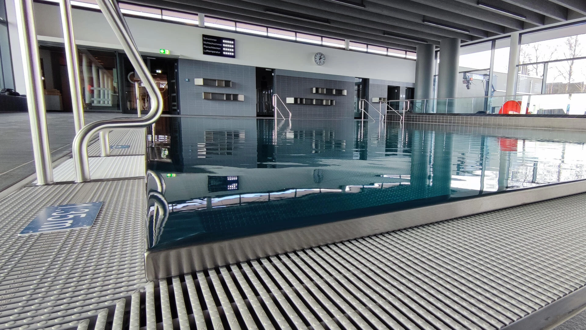 Schwimmbecken Nahaufnahme von einer Ecke