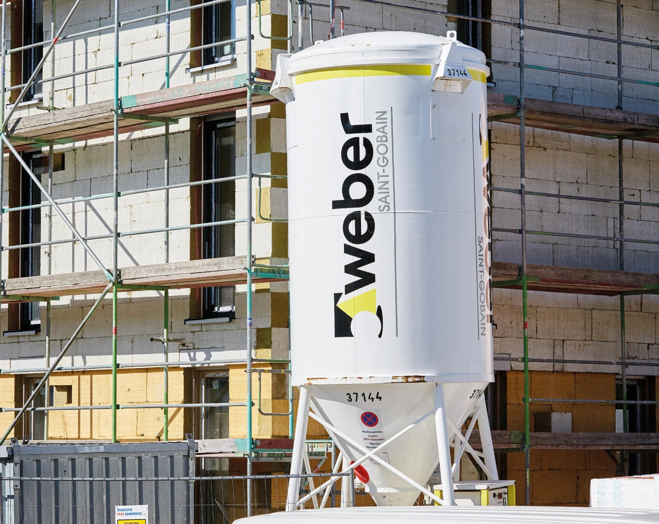 Weber Silo auf einer Baustelle