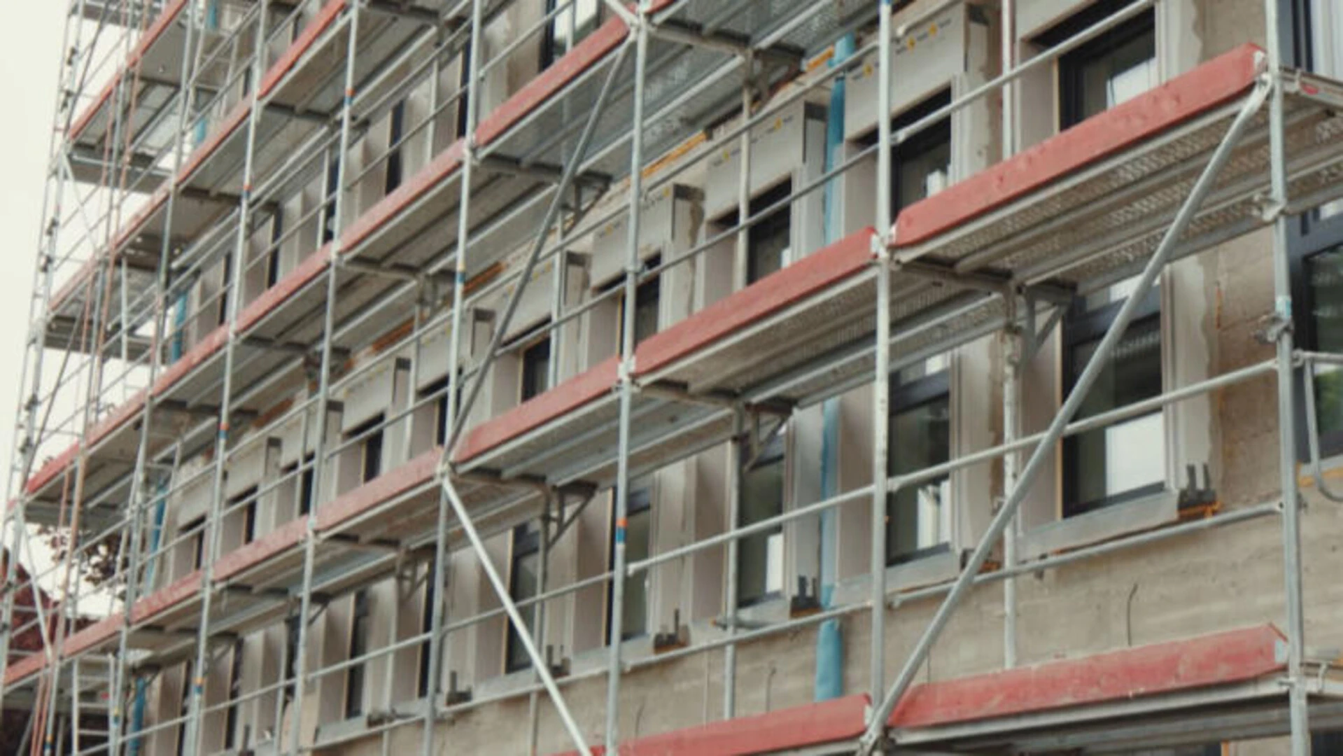 weber.projekt WDVS Fertigzarge an verschiedenen Fenstern einer Fassade