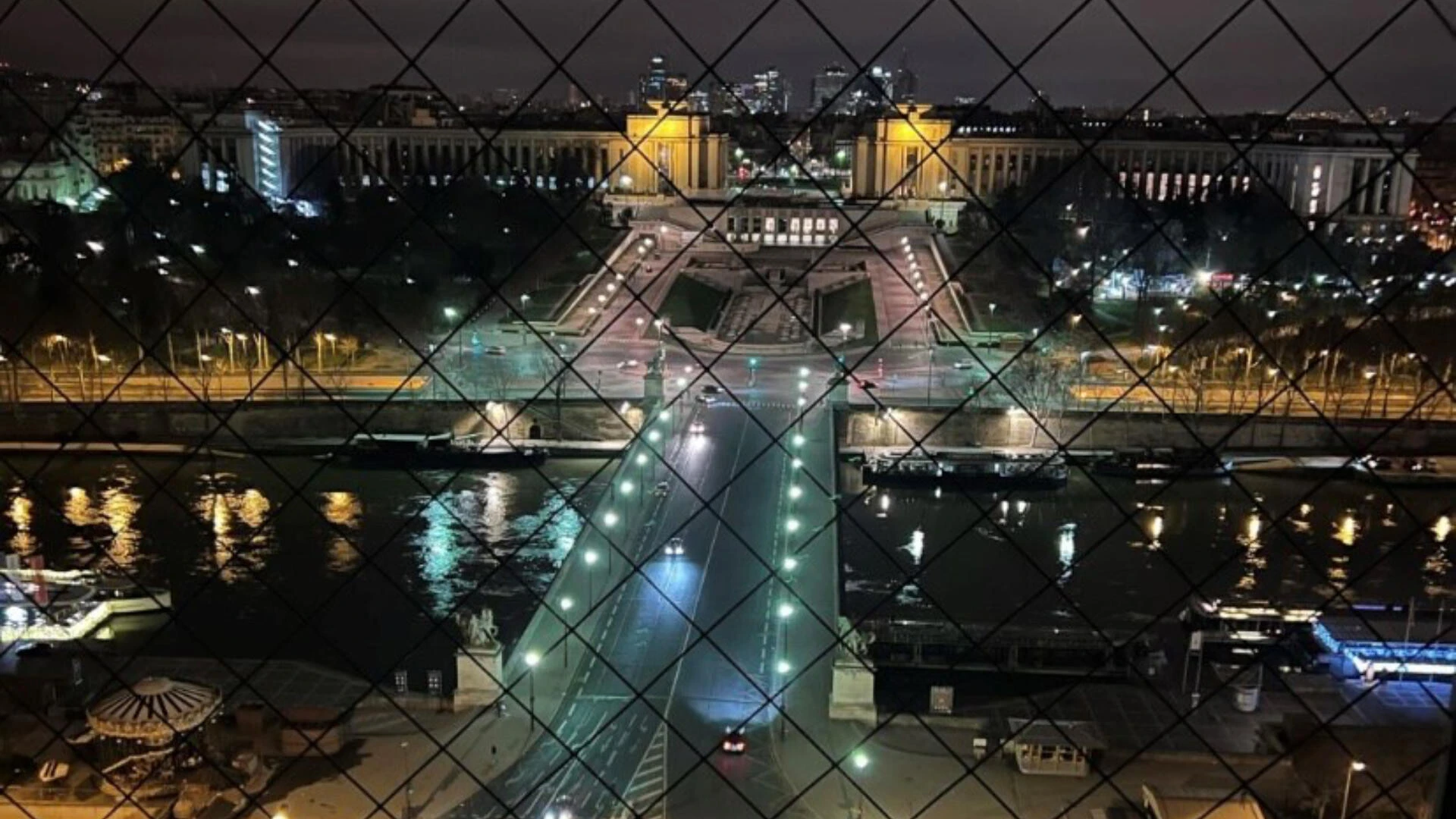 Ausblick aus einem Zwischengeschoss des Eiffelturms bei Nacht