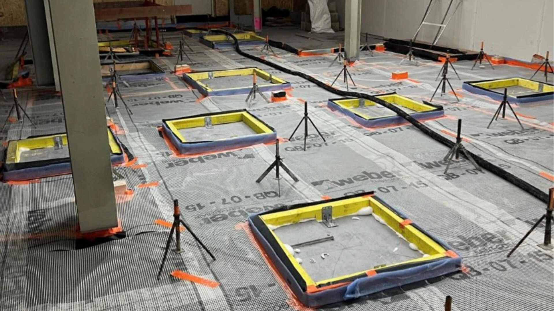 Bodeneinbaumaßnahmen der Baustelle auf den Zwischengeschossen des Eiffelturms