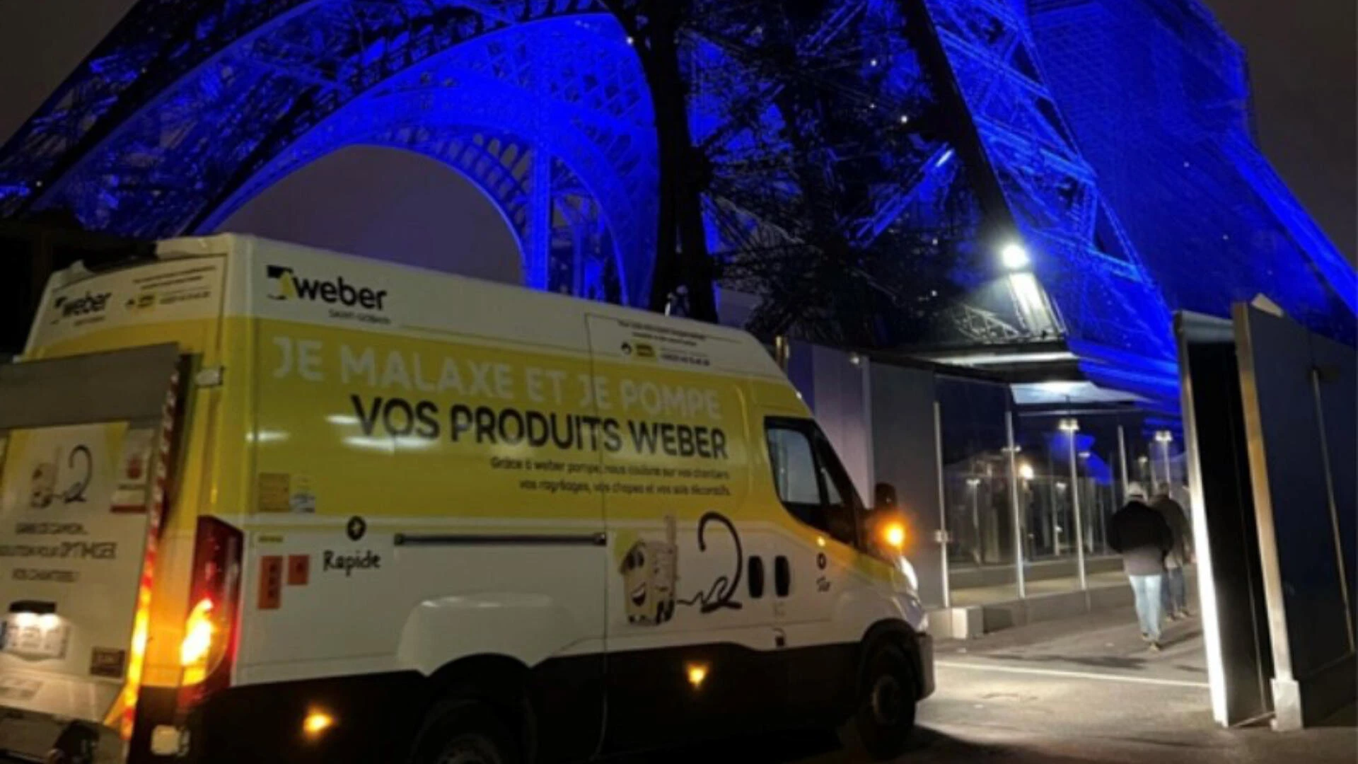Weber Mini-PumpTruck vor dem Eiffelturm bei Nacht