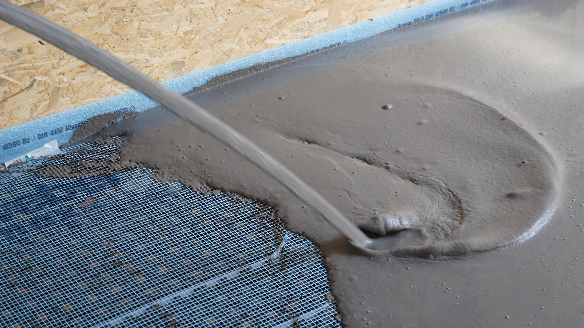 Verarbeitung der pump- und fließfähigen Bodenausgleichsmasse weber.floor 4320