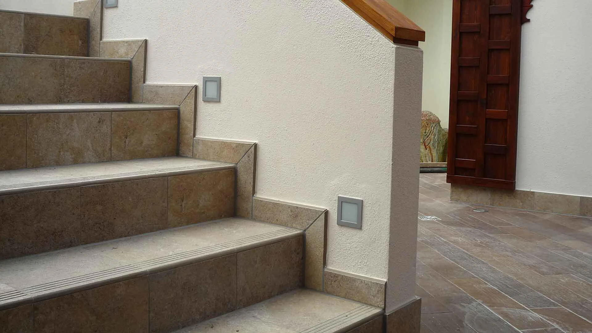 Geflieste Treppe mit Fugendetails