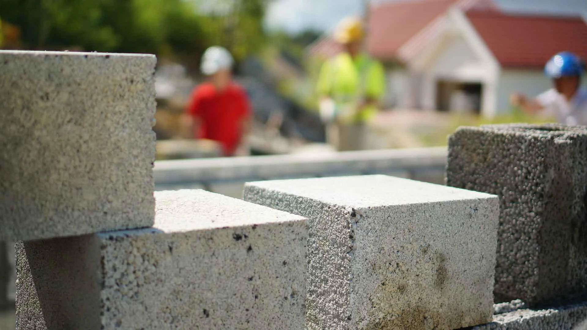 Nahaufnahme von grauen Pflastersteinen, die noch verbaut werden sollen