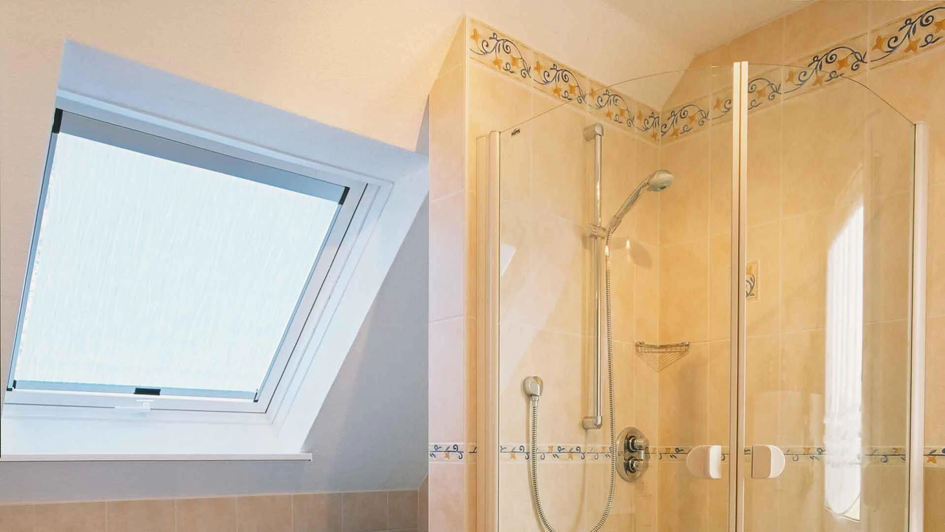 Aufnahme eines Badezimmers mit Dachfenster und Fliesendetails in der Dusche und verputzten Wänden