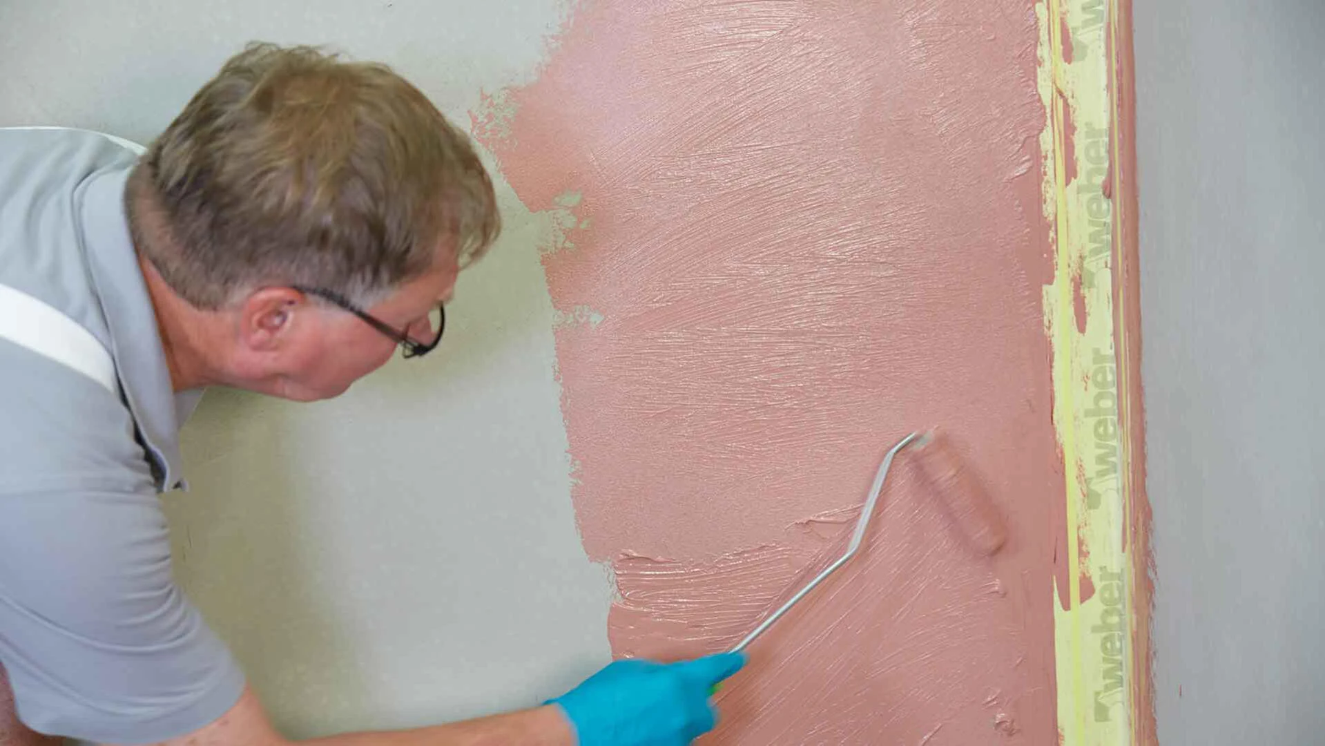 weber.tec 822 wird als Verbundabdichtung mit einer Rolle an der Wand aufgetragen