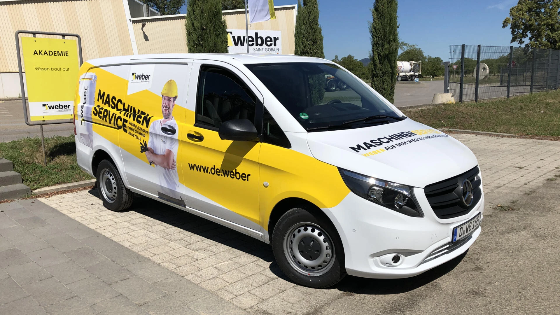 Weißer Mercedes Sprinter mit einer Folierung, welche das Fahrzeug als Teil der Servicetechniker-Flotte von Saint-Gobain Weber ausweist