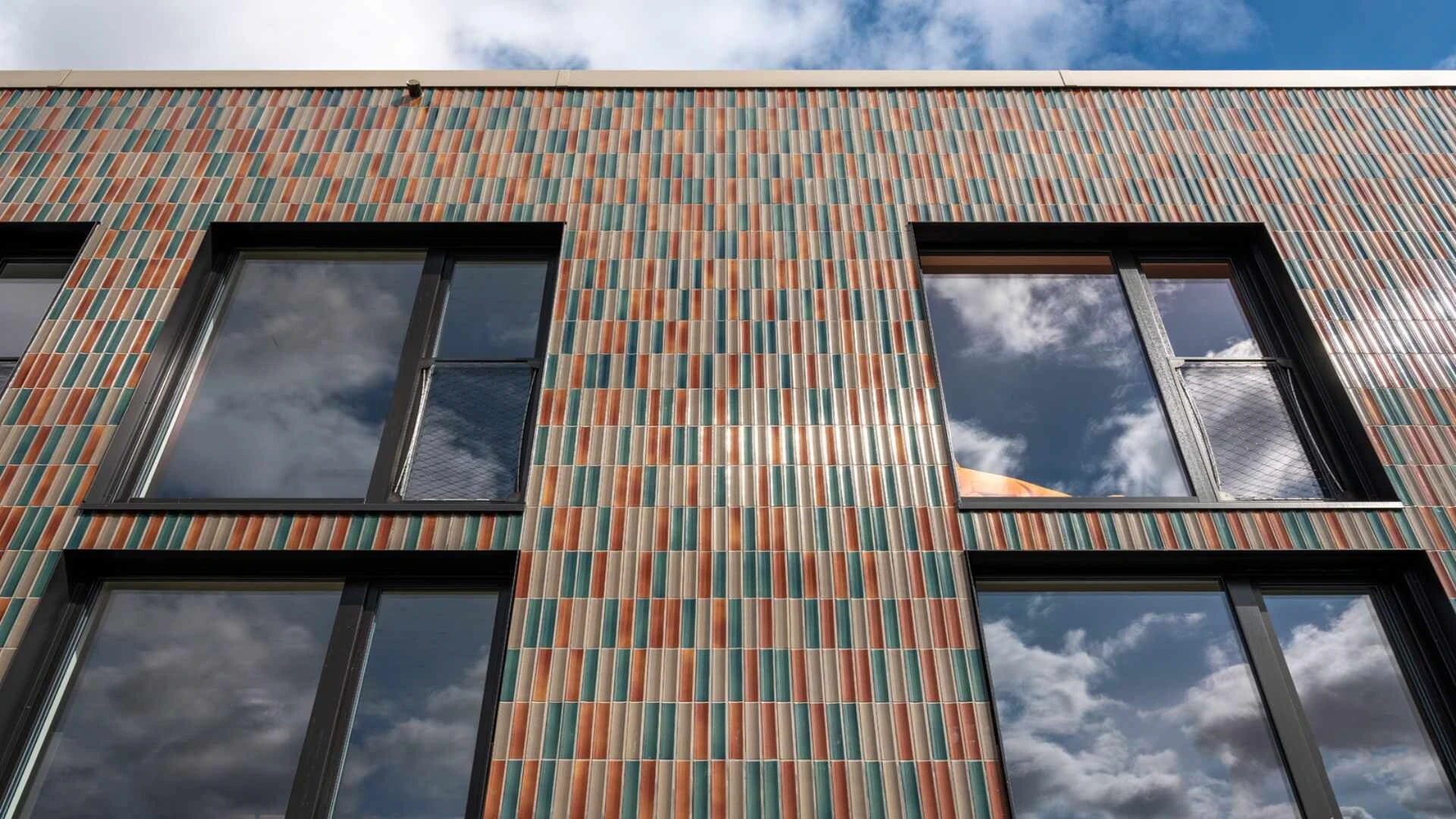 Fassade mit bunten Klinkerriemchen