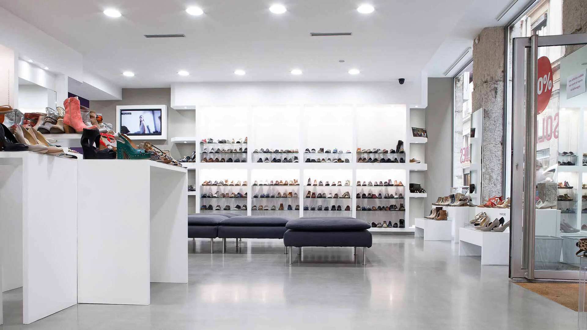 Verkaufsraum eines Schuhgeschäfts mit einem grauen Industriebonden
