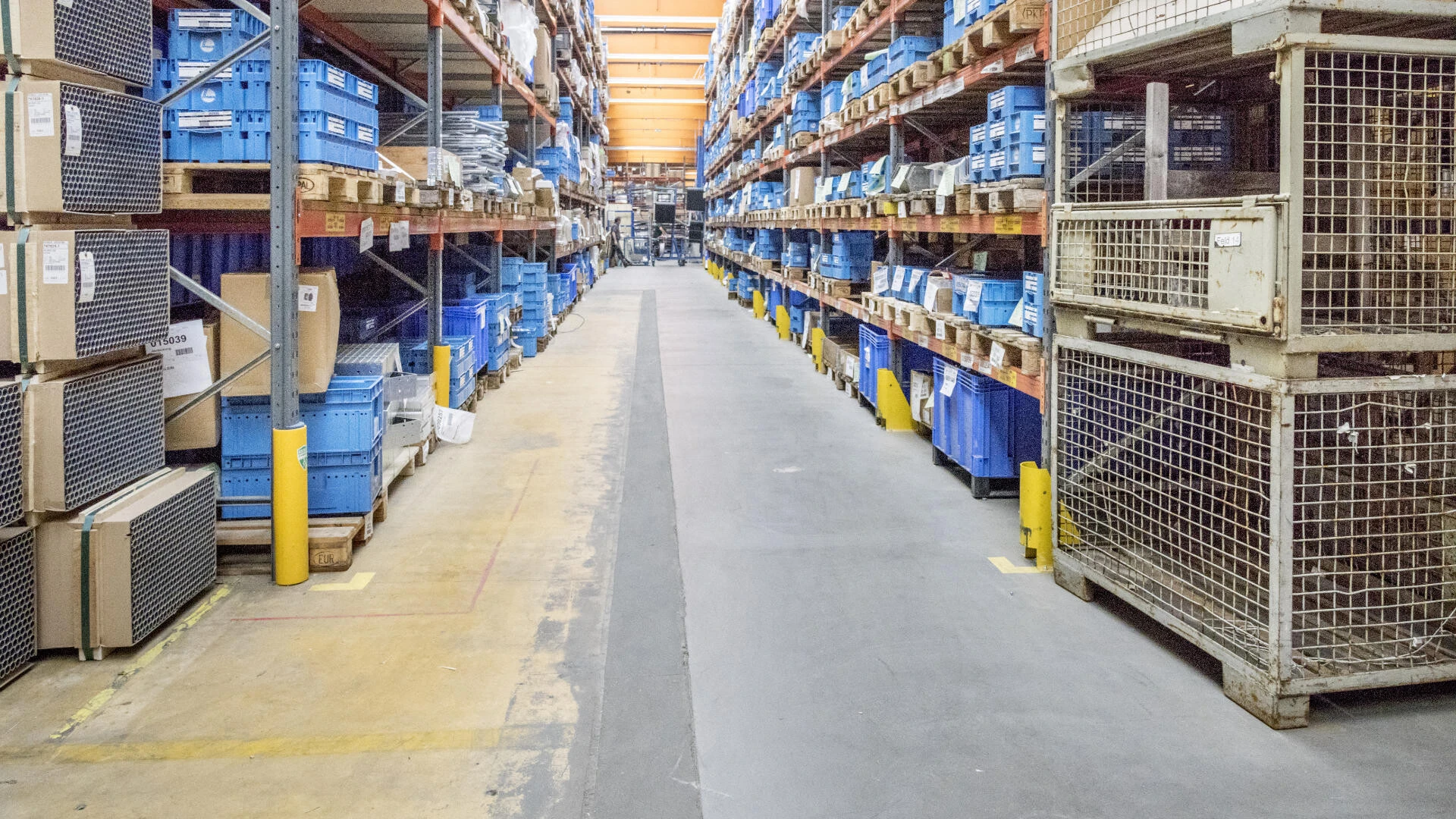 Blick in ein Hochregallager der Firma Hymer