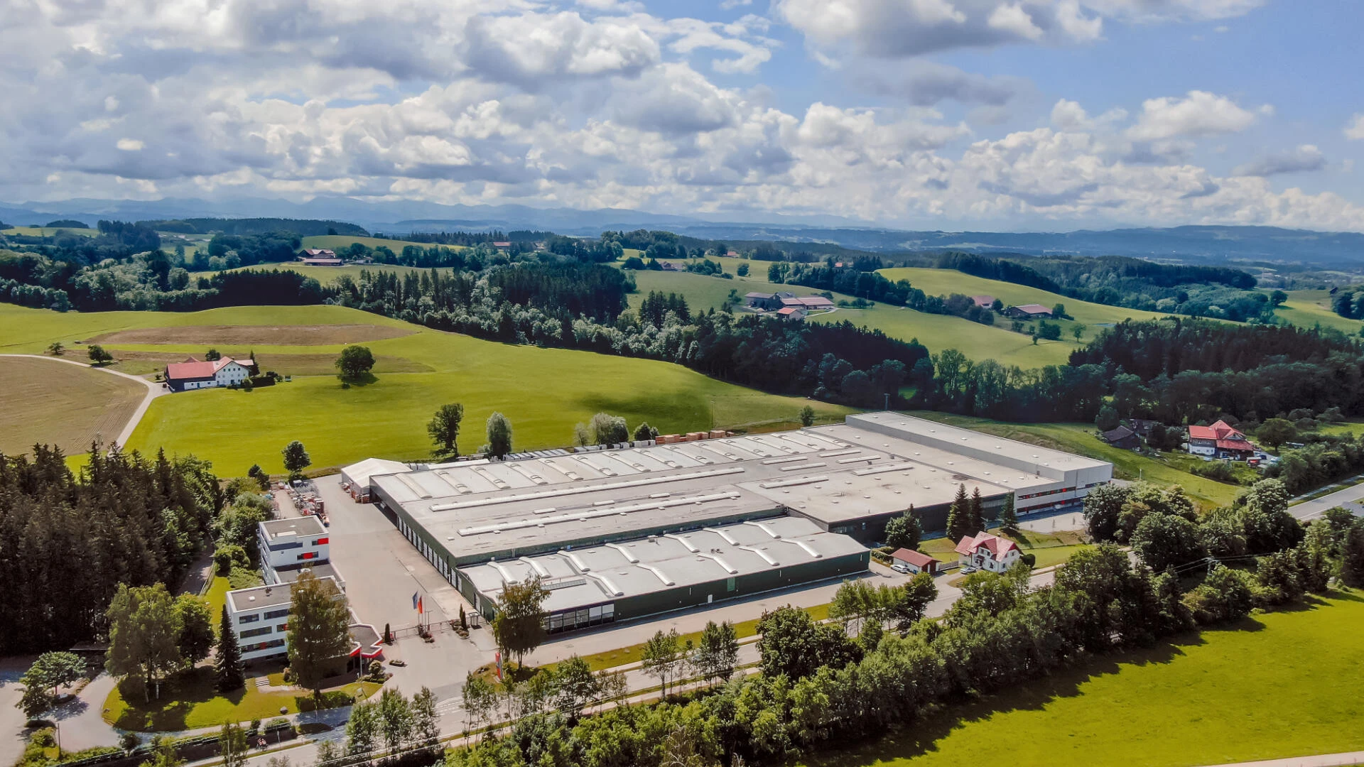 Luftaufnahme der Industriehalle der Firma Hymer
