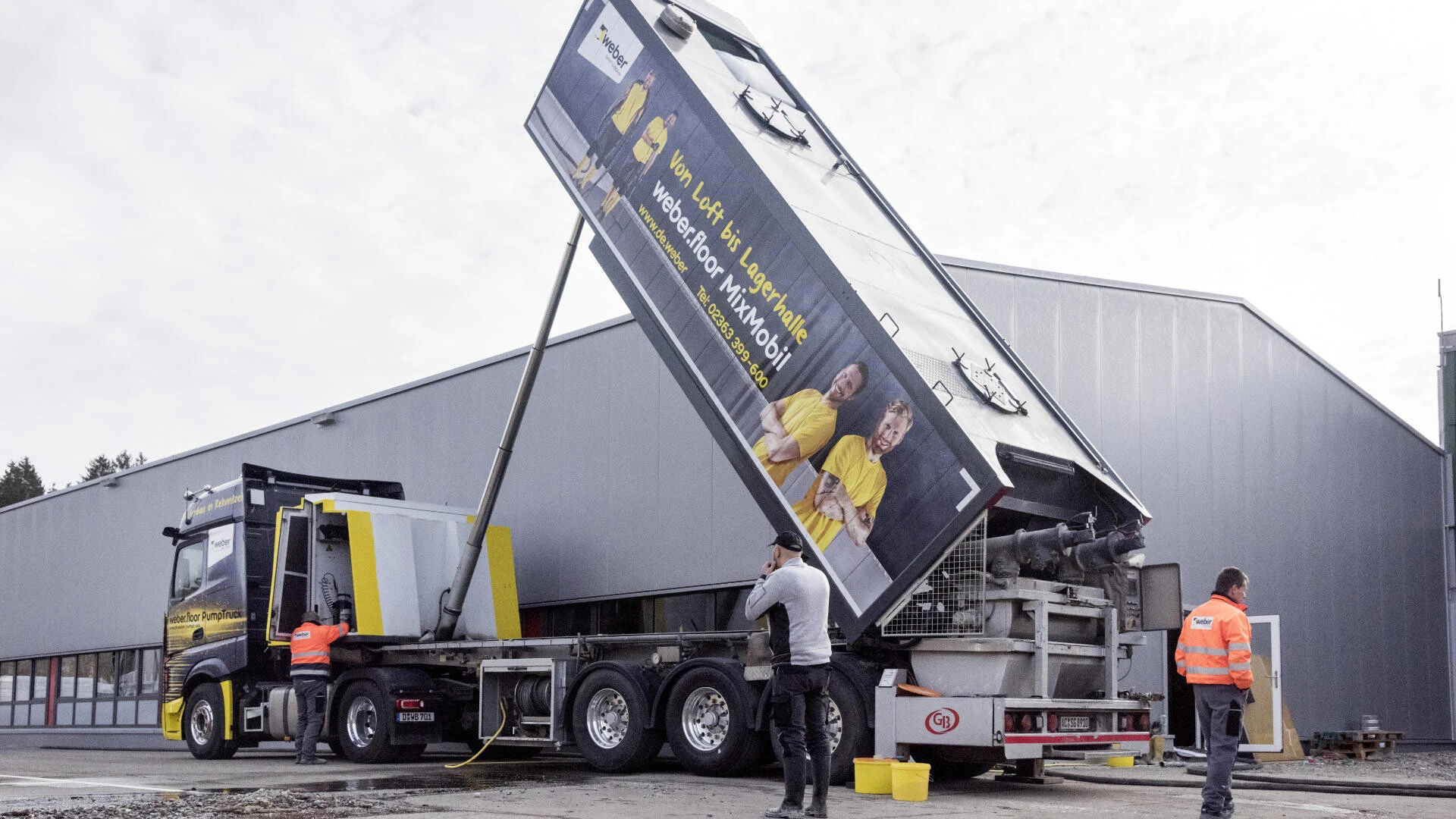 Einsatz des Weber PumpTrucks bei der Industriehalle der Firma Hymer