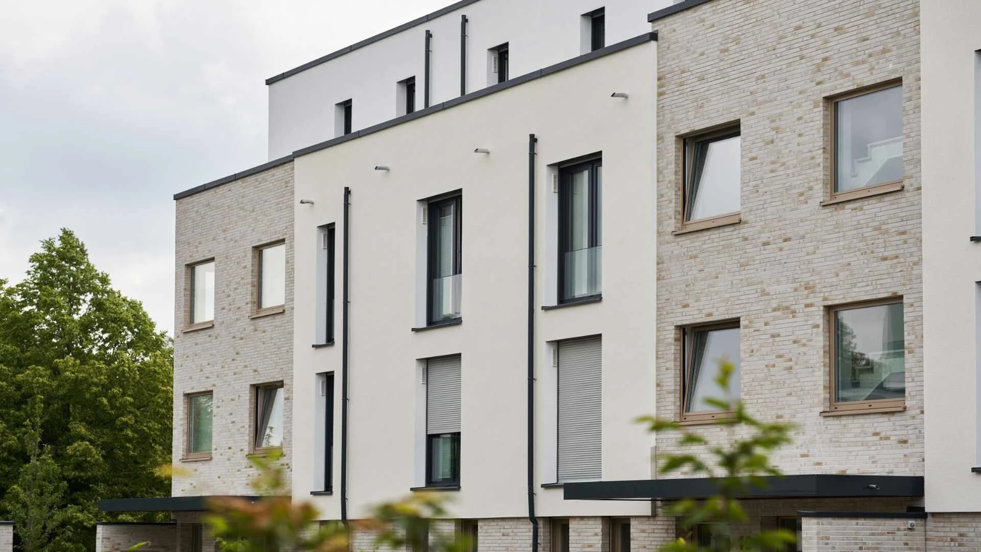 Mischfassade aus Klinker und Kratzputz