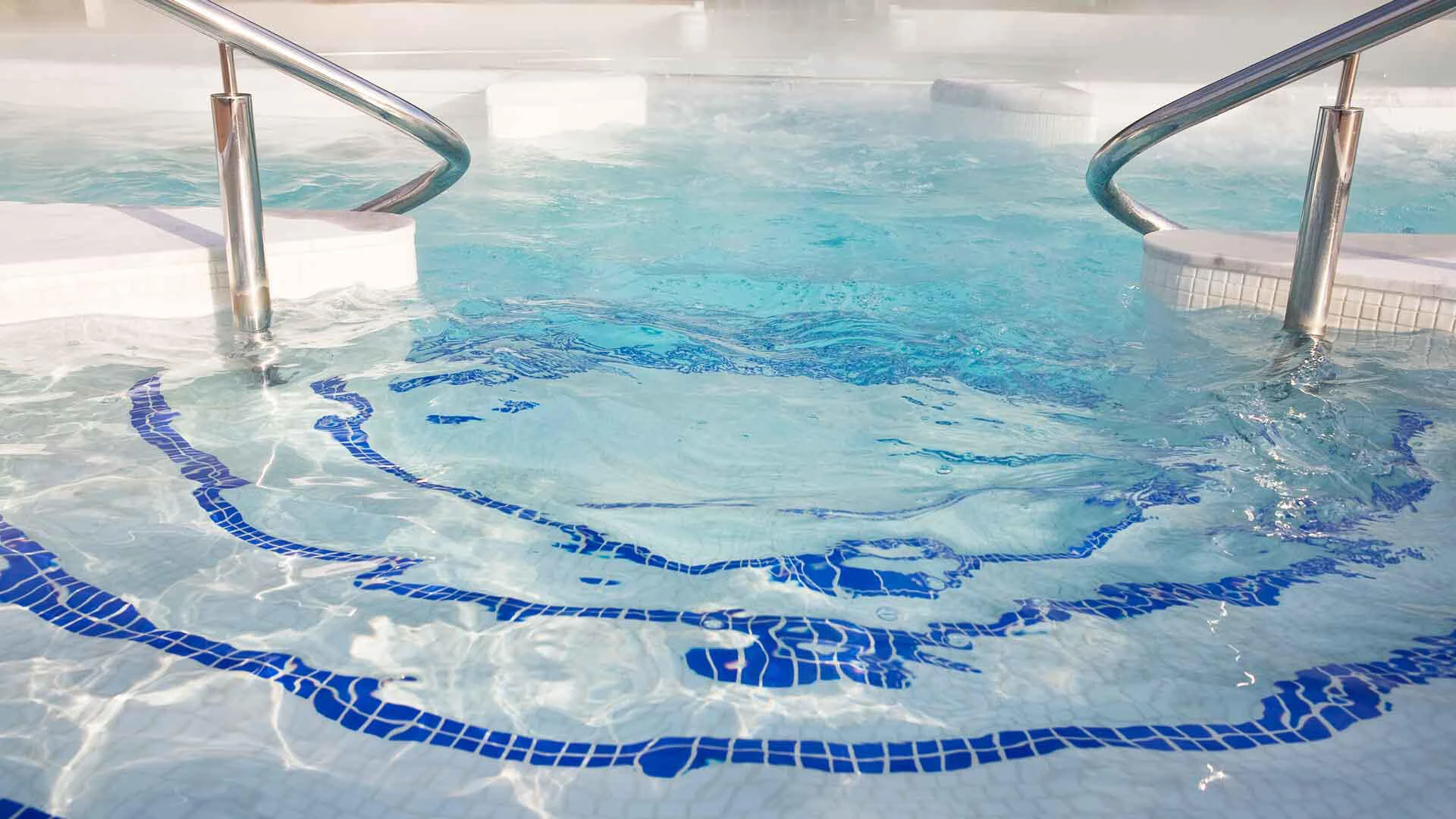Aufnahme einer gefliesten Treppe, die in einen Pool reinführt