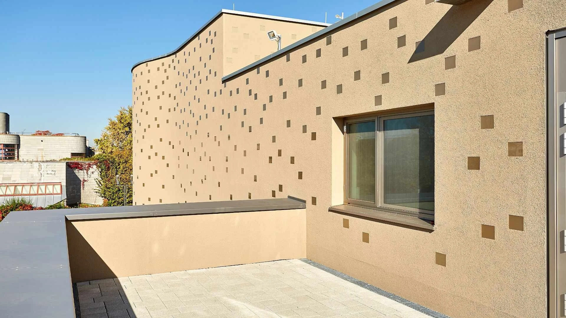 Putzfassade mit Glas-Elementen