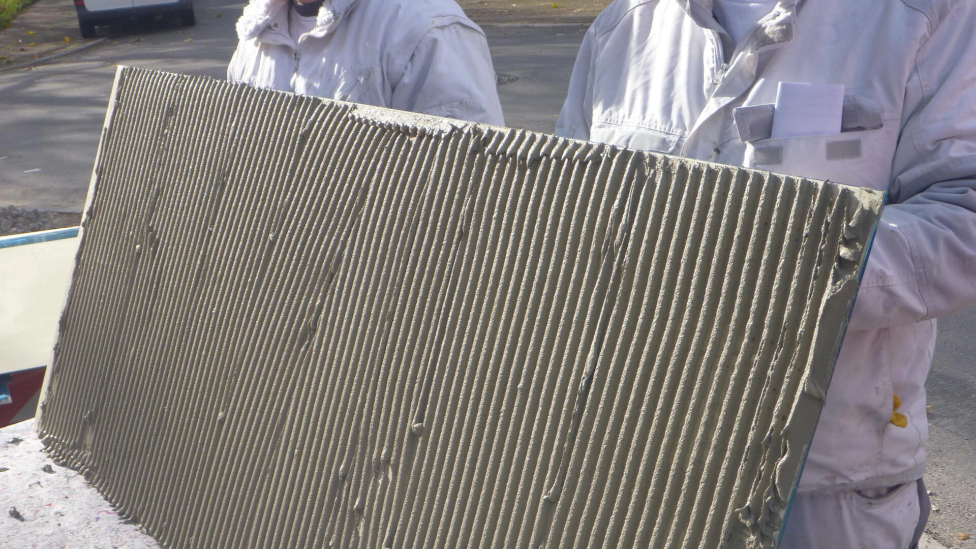 Rückseite einer Glasplatte für eine Mischfassade mit Kleber bestrichen