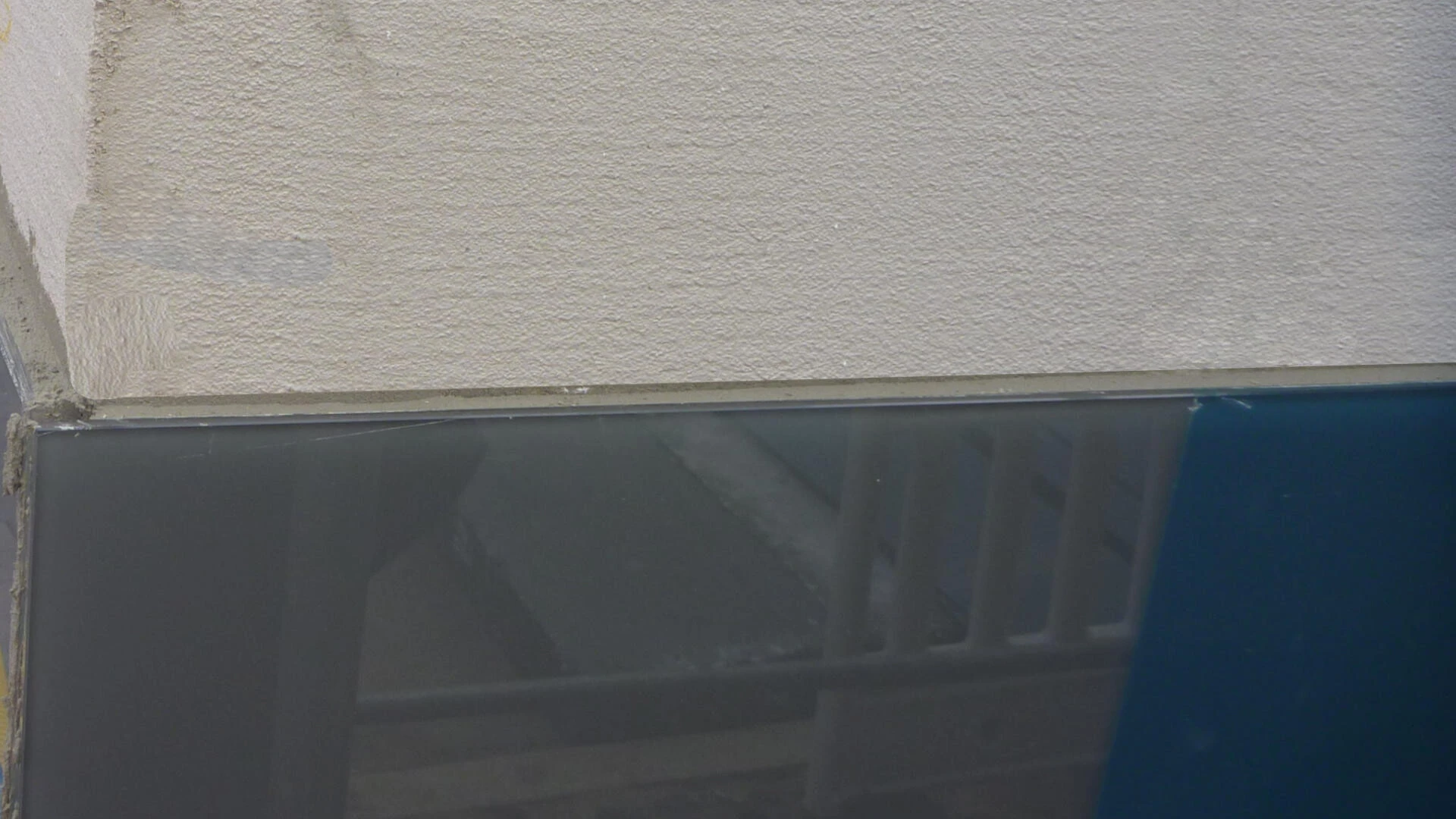 Detailaufnahme der Mischfassade mit Glasplatte