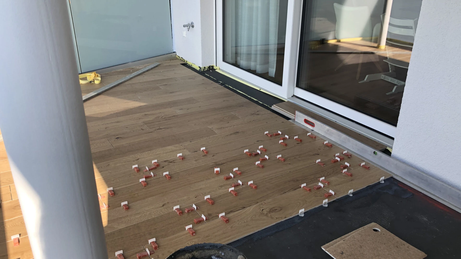 Balkon während der Sanierung mit zur Hälfte verlegtem Fliesenbelag