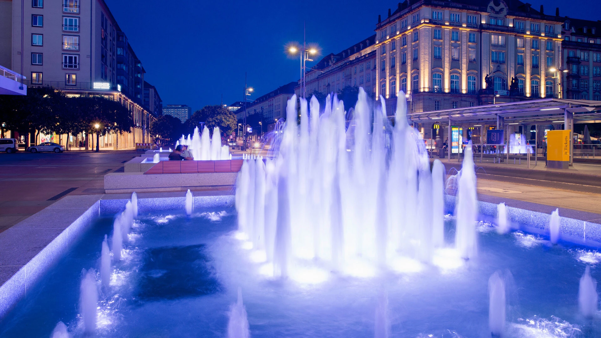 Wasserfontäne des Brunnens vor dem Kulturpalast Dresden bei Nacht