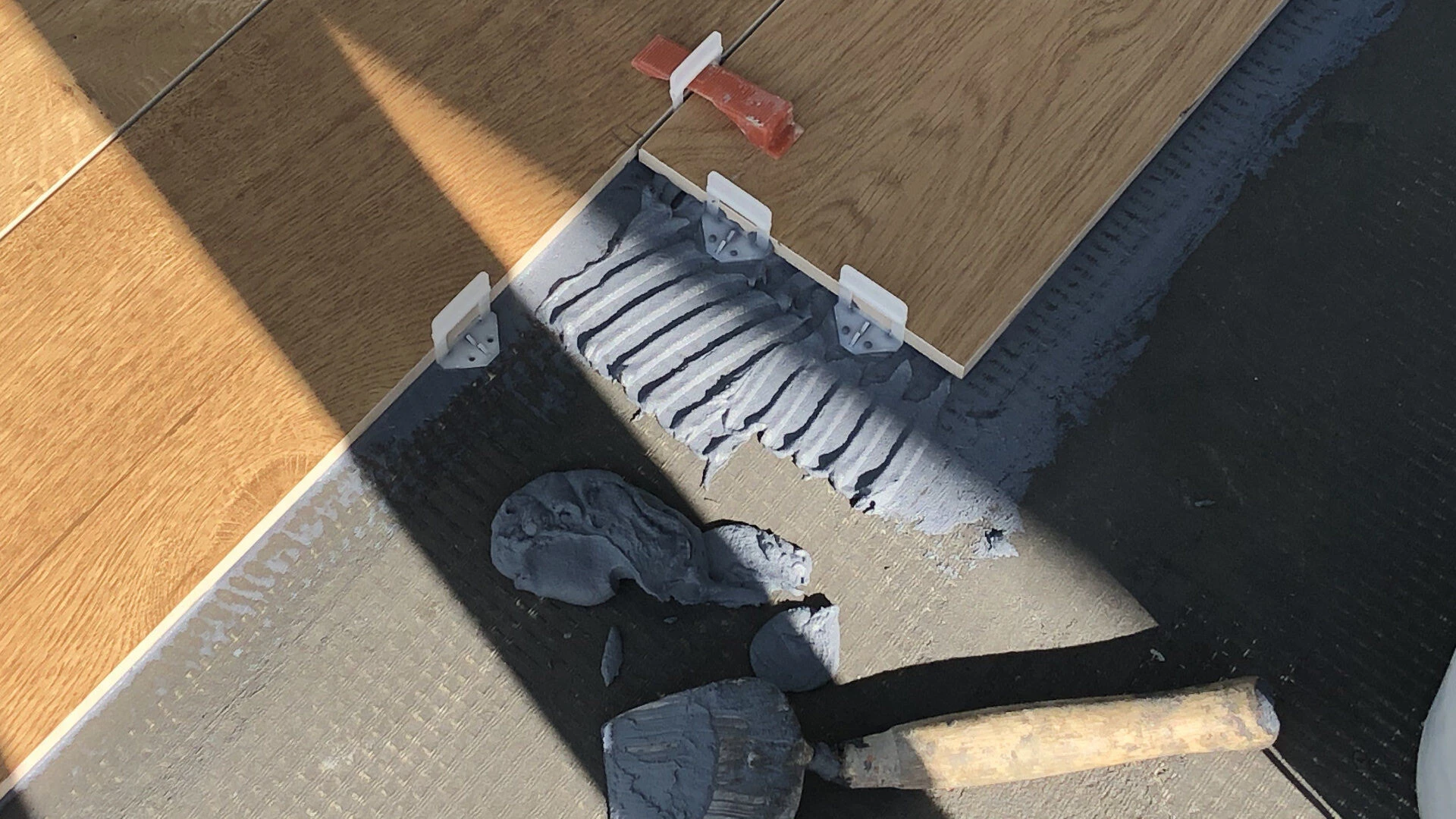 Detailaufnahme der Fliesenverlegung im Rahmen einer Balkonsanierung