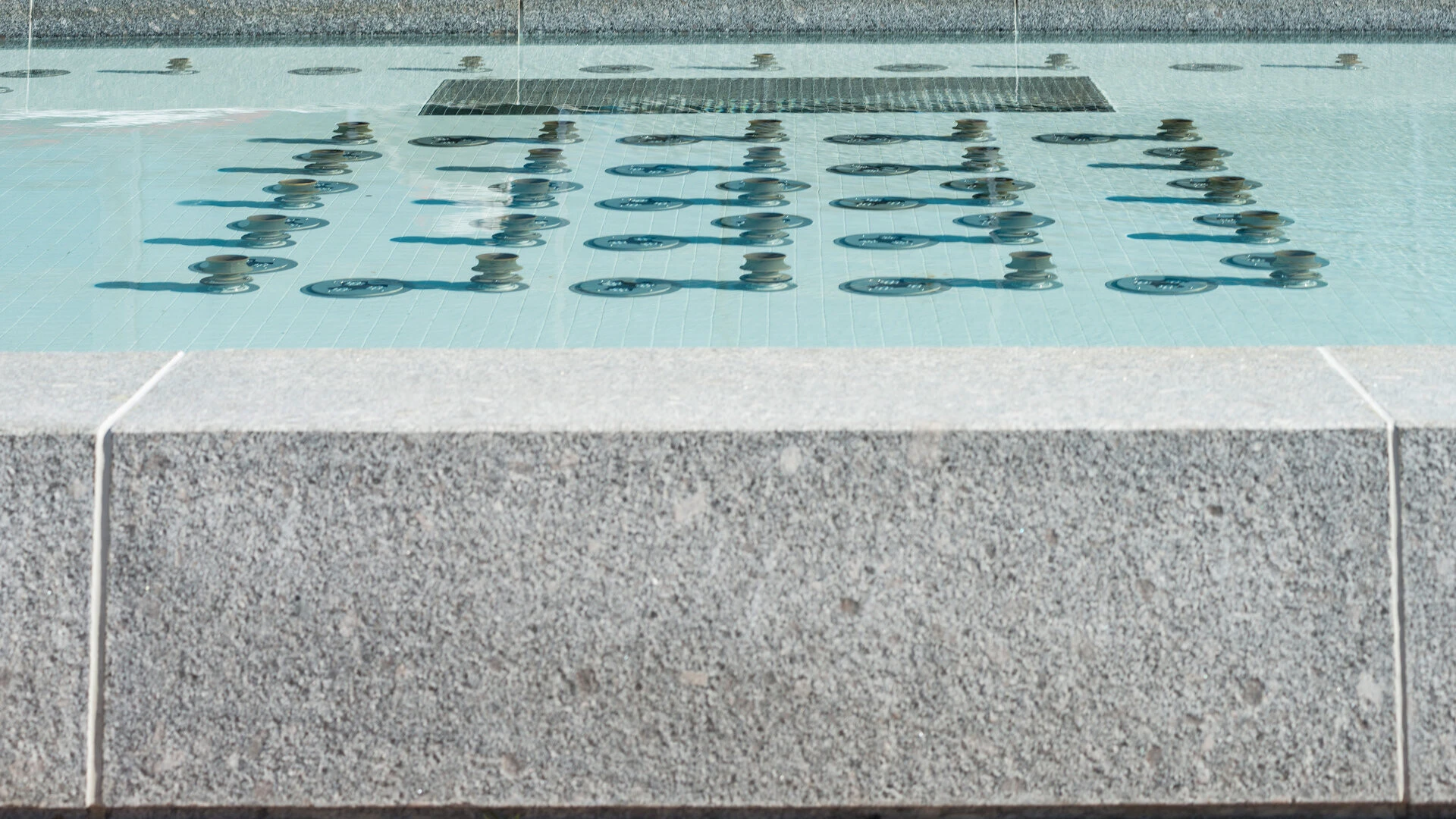 Nahaufnahme der Natursteinumrandung um den Brunnen vor dem Kulturpalast Dresden