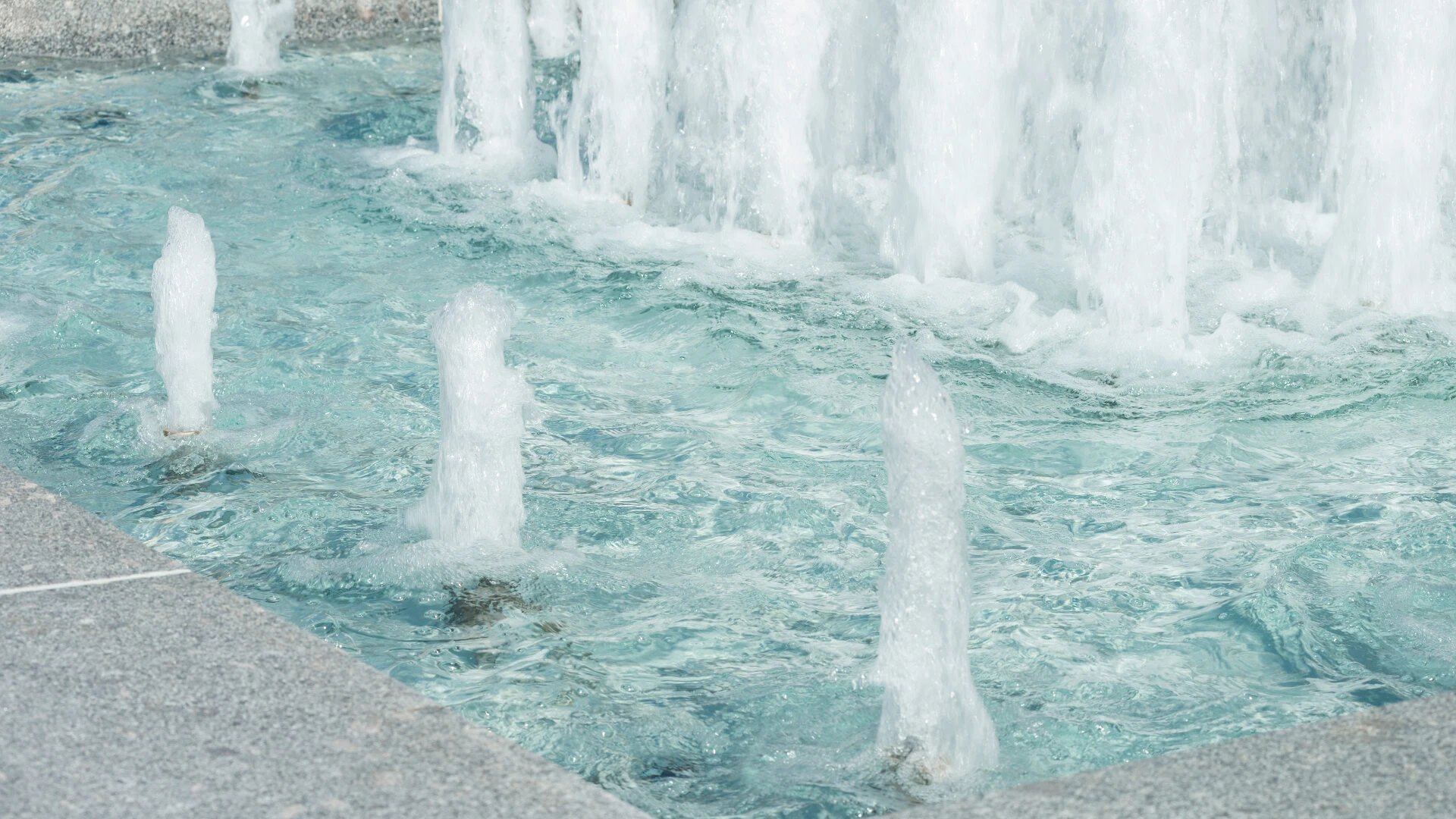 Nahaufnahme des Wasserspiels im Brunnen vor dem Kulturpalast Dresden