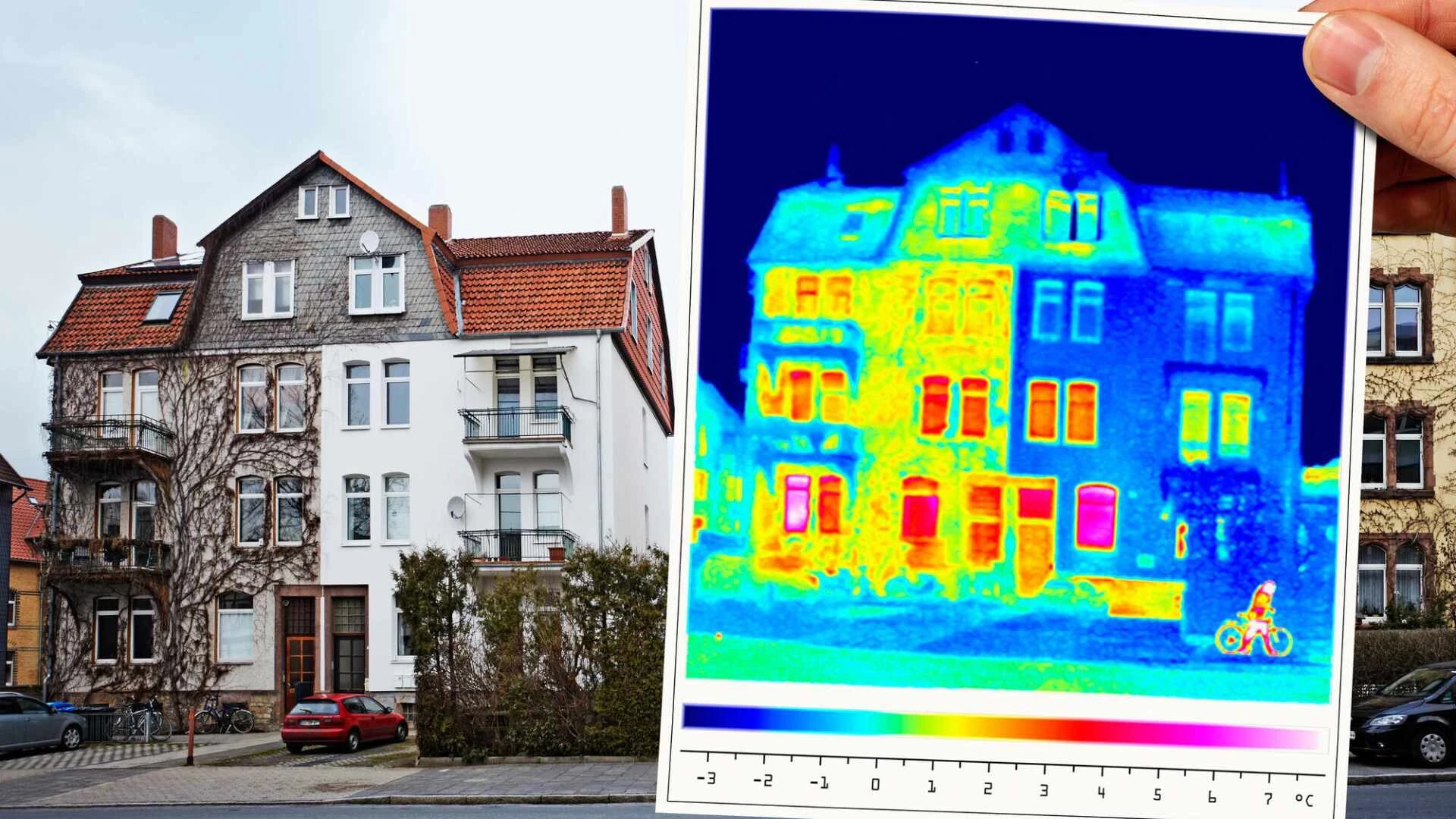 Bild von einem Haus, bei dem die eine Seite der Fassade gedämmt und die andere Seite der Fassade ungedämmt ist. Im Vordergrund halten zwei Finger ein Wärmebild des Gebäudes hoch, auf dem der Wärmeverlust der beiden Fassaden deutlich wird