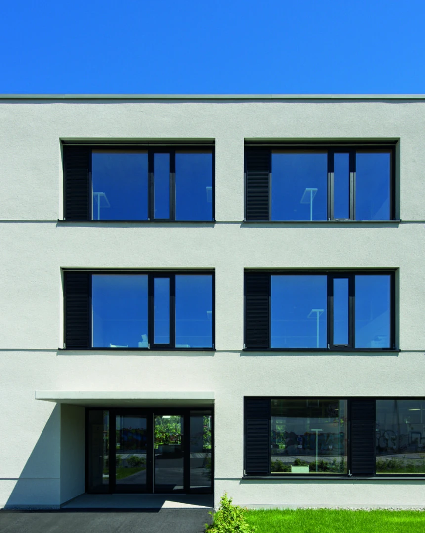 Aufnahme einer Hausfassade eines Bürogebäudes vor blauem Himmel