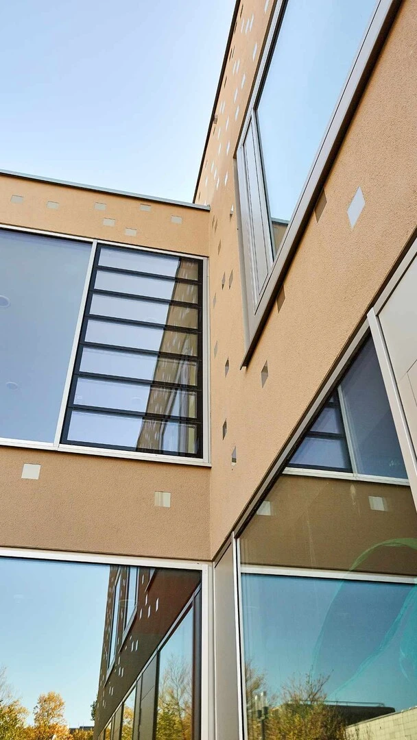 Nahaufnahme einer Fassade, die im Rahmen von Klimaanpassungen gedämmt wurde