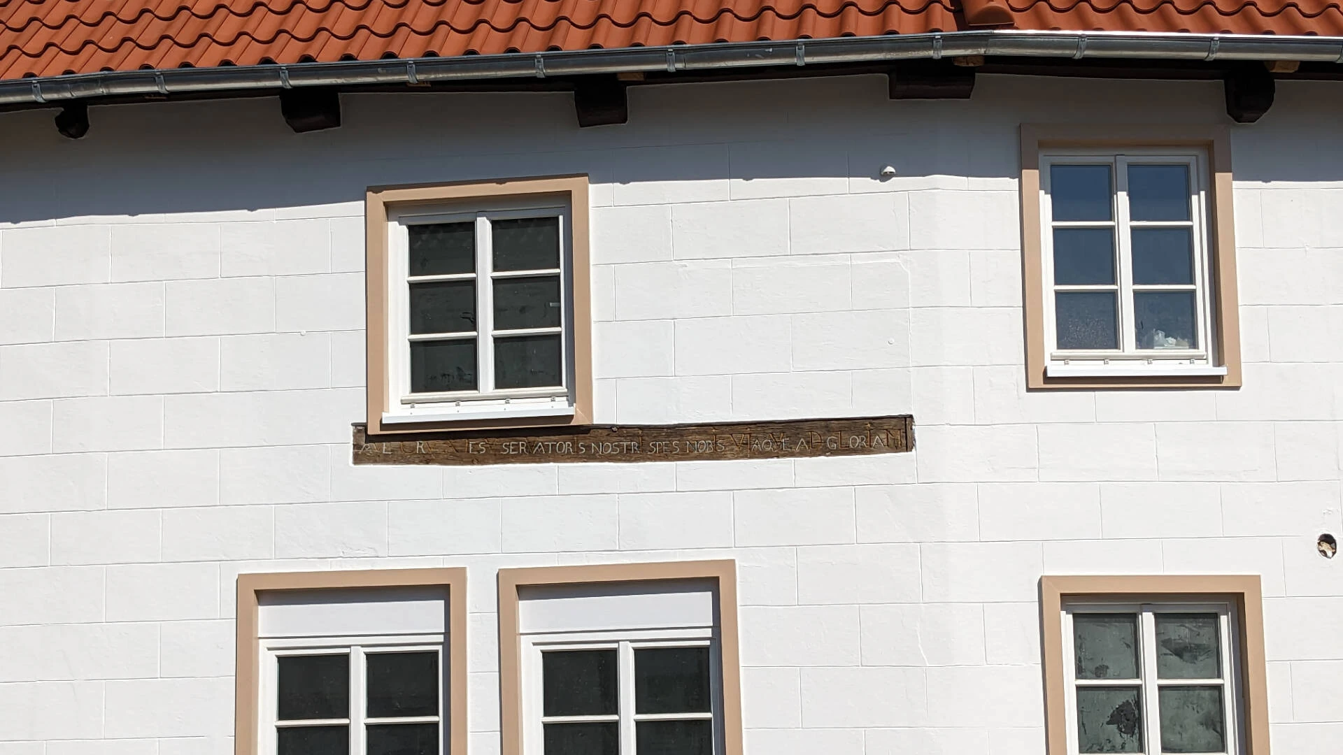 Nahaufnahme der sanierten Fassade mit Fachwerk