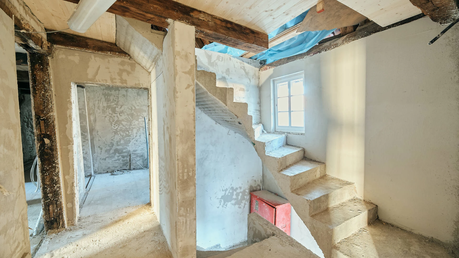 Innenaufnahme der Referenz Herzebrock mit Blick auf die noch zu sanierende Treppe