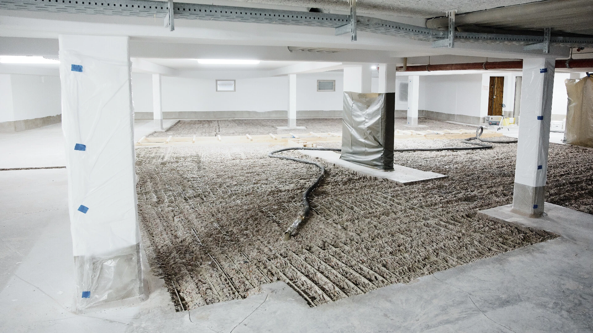 Aufnahme einer Tiefgarage, in welcher der Betonboden saniert wird