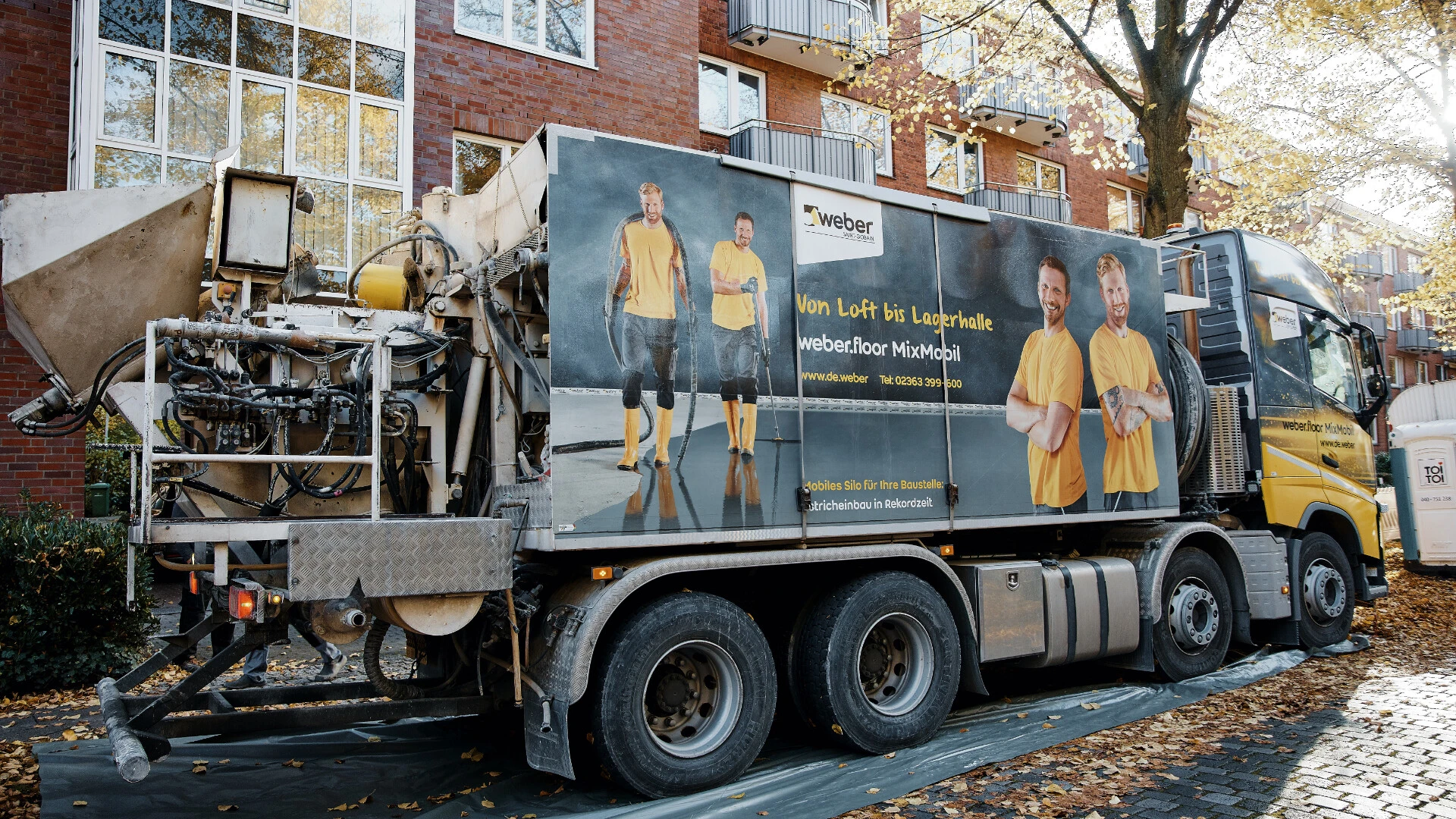 Mobiles Silo Weber PumpTruck vor einem Wohngebäude