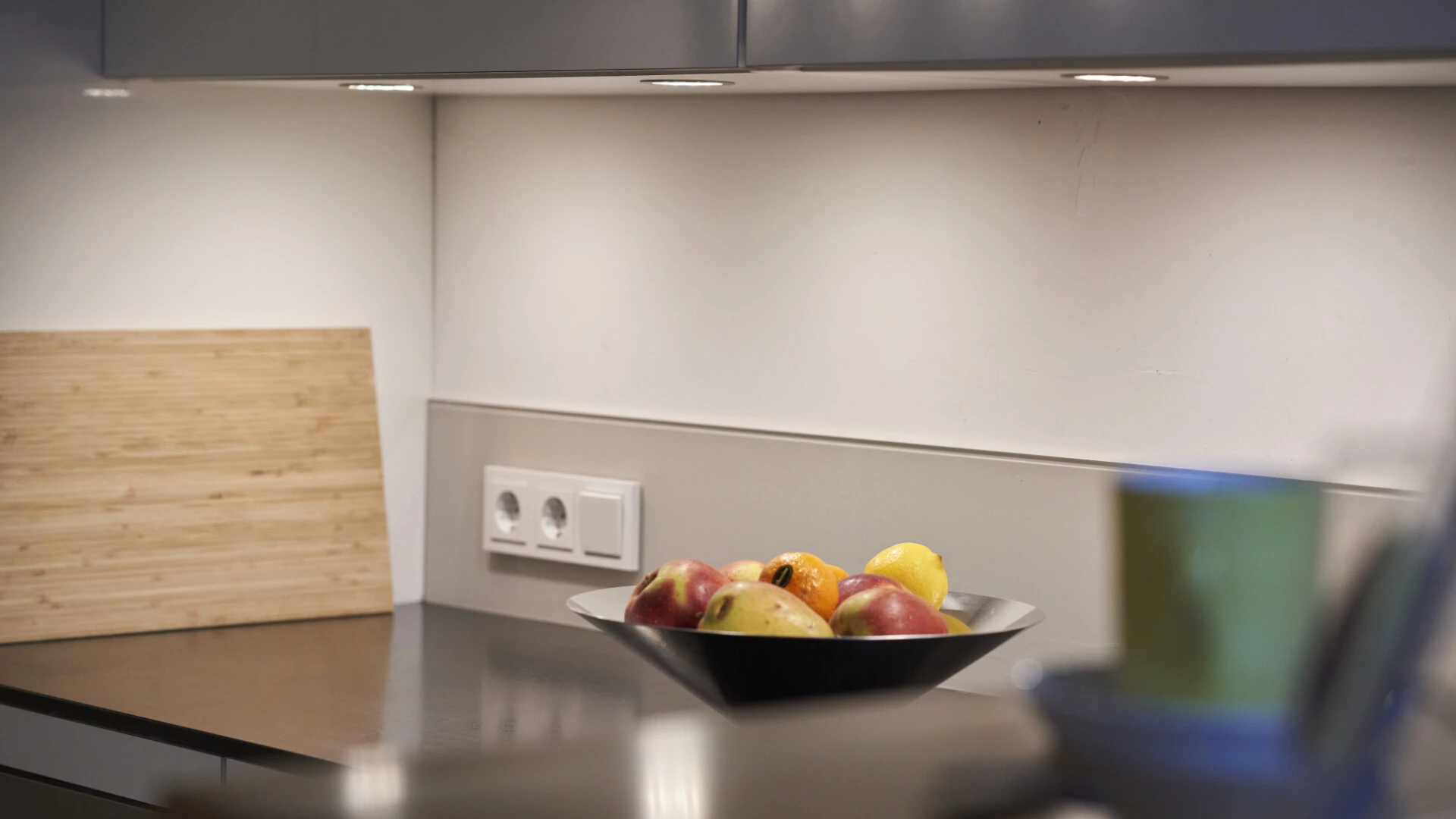 Detailaufnahme einer Arbeitsplatte in der Ecke einer Küche