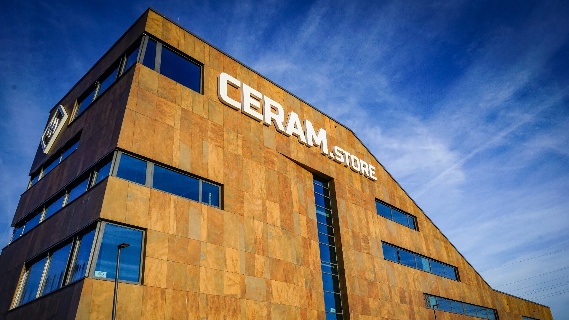 Außenfassade des CERAM.store mit WDVS und großformatigen Feinsteinzeugfliesen