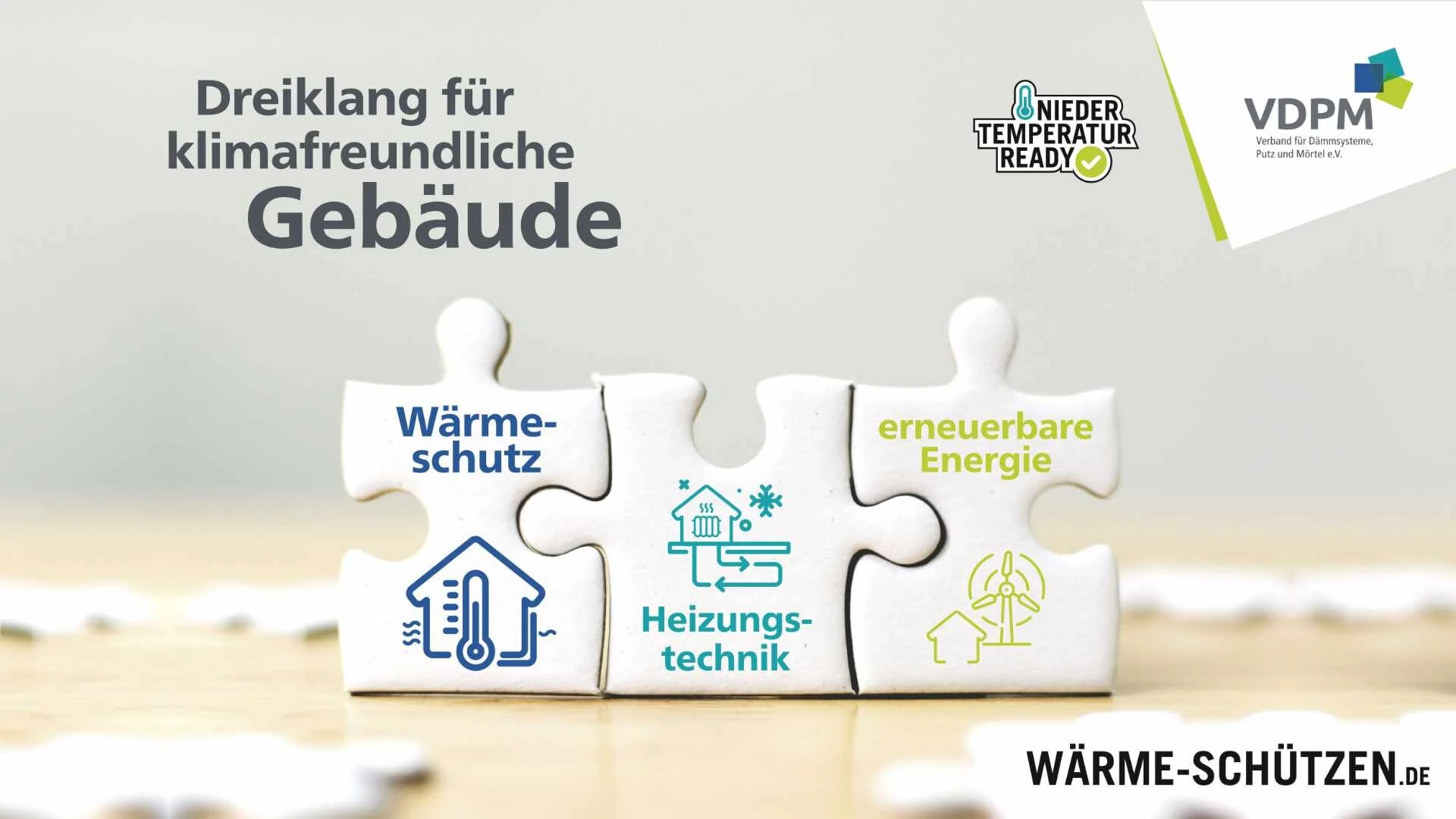 Poster für die Initiative "Wärme schützen" des VDPM mit drei inneinandergreifenden Puzzelteilen, auf denen "Wärmeschutz", "Heizungstechnik" und "erneuerbare Energie" steht