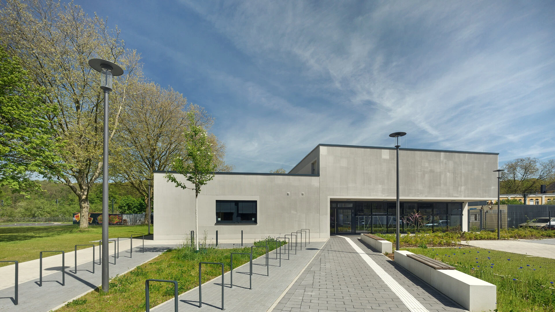 Aufnahme der Jugendverkehrsschule Düsseldorf in seitlicher Ansicht nach dem Bau mit weber.therm circle WDVS als Dämmsystem