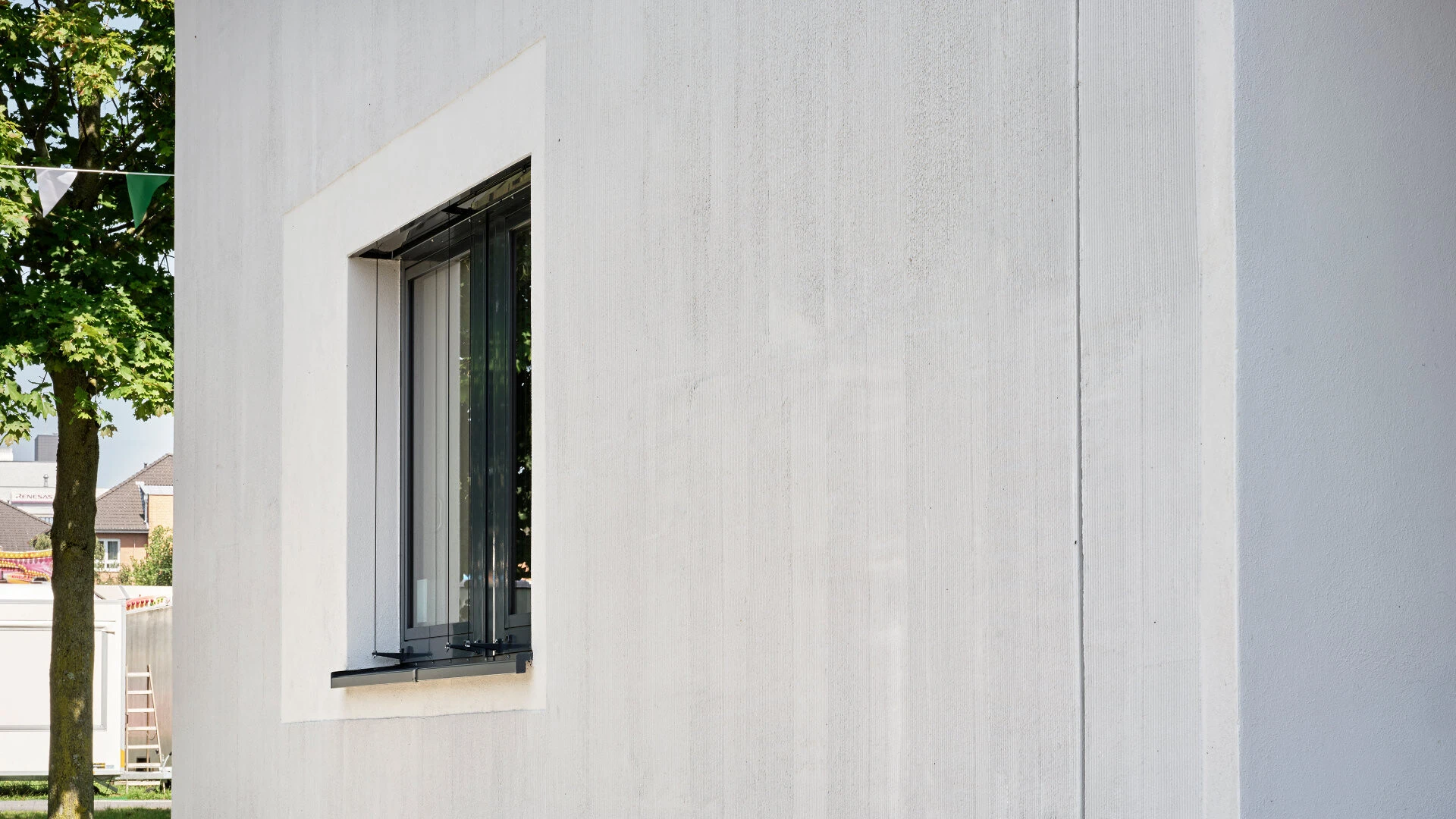 Nahaufnahme der Fassade von der Jugendverkehrsschule Düsseldorf mit einem Fenster in der Fassade