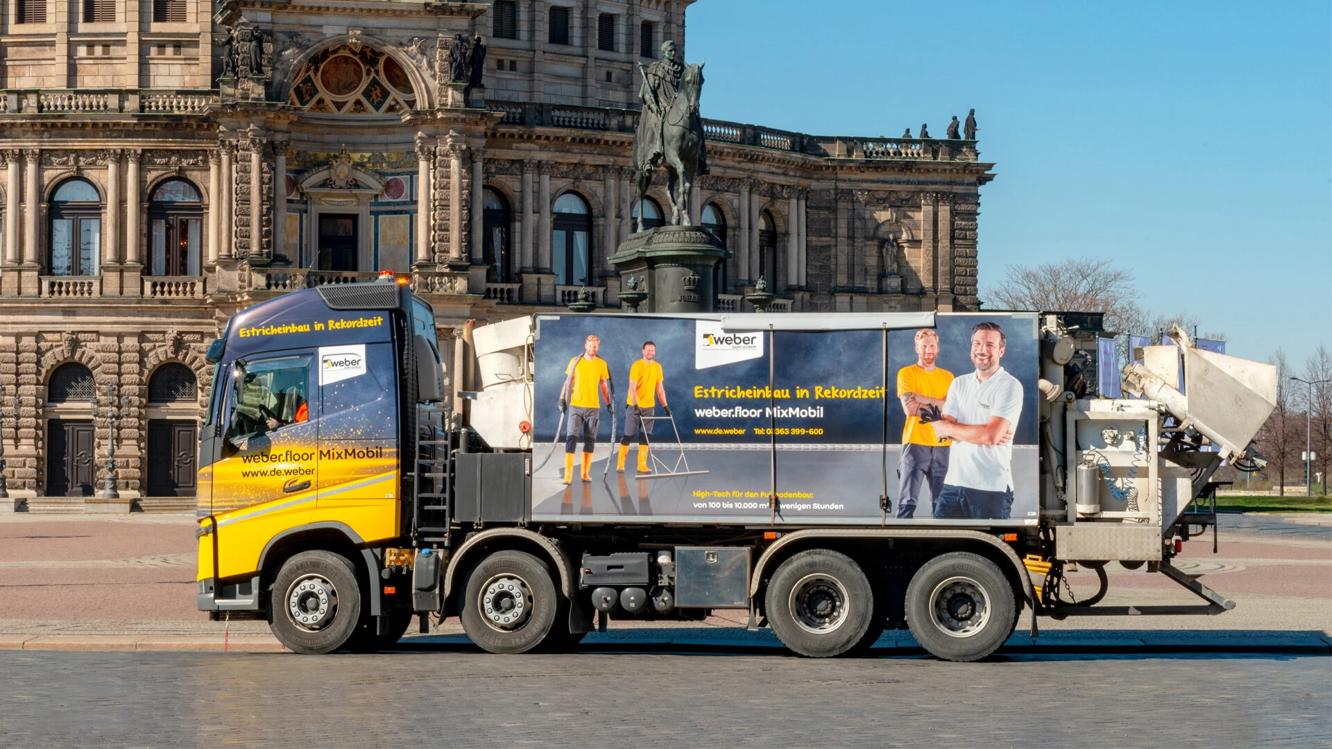 ein großer LKW steht in der Innenstadt vor einem alten Gebäude, der LKW hat Werbung von Weber drauf