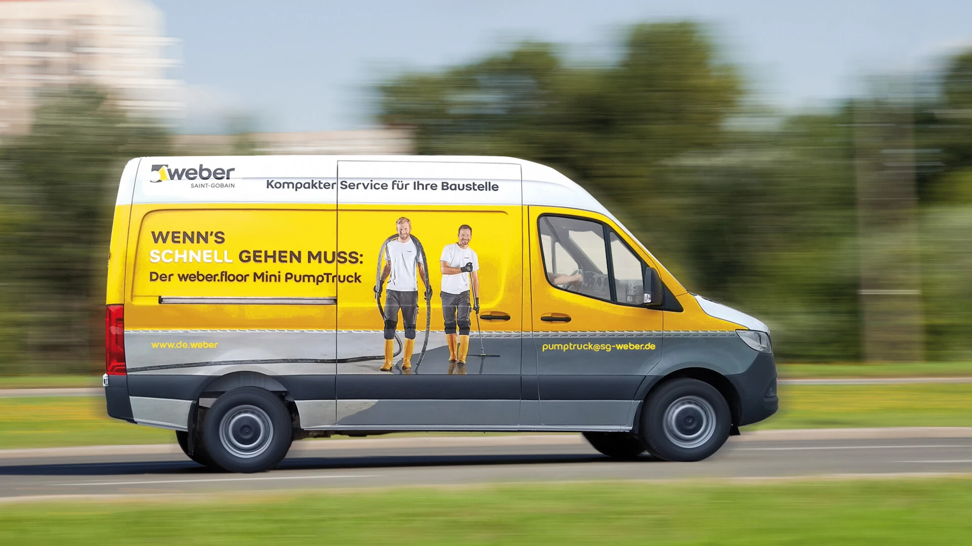 ein kleiner sprinter auf der straße, fährt von links nach rechts, im hintergrund sind bäume verschwommen zu sehen, der sprinter hat gelbe werbung von weber drauf