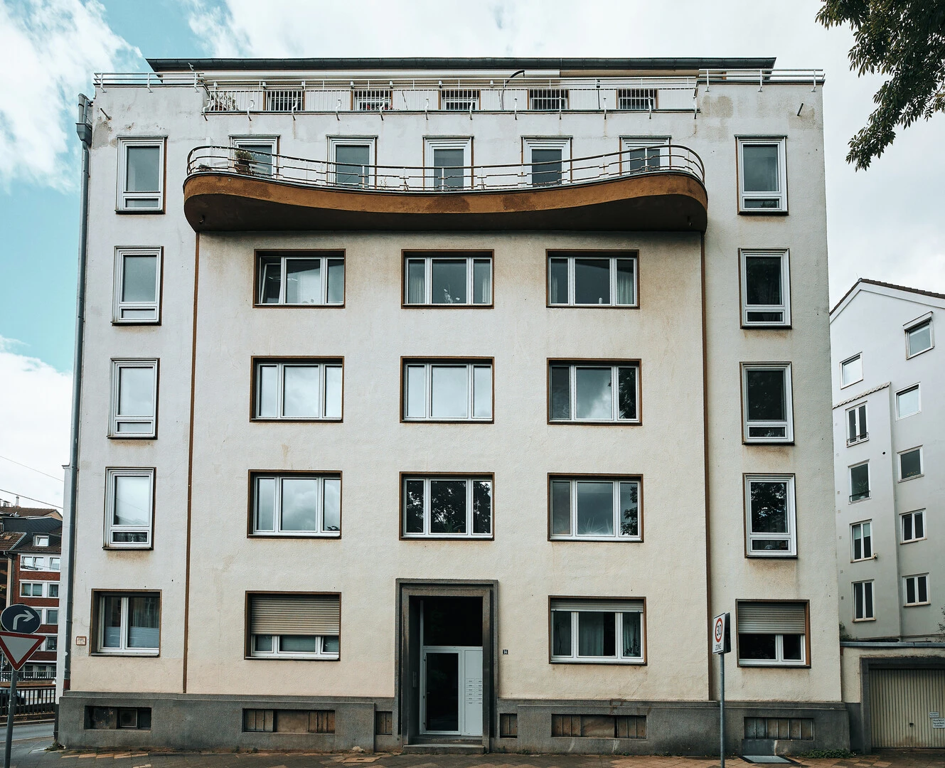 Vorderseite eines mehrstöckigen Mehrfamilienhauses mit Fensterfassade