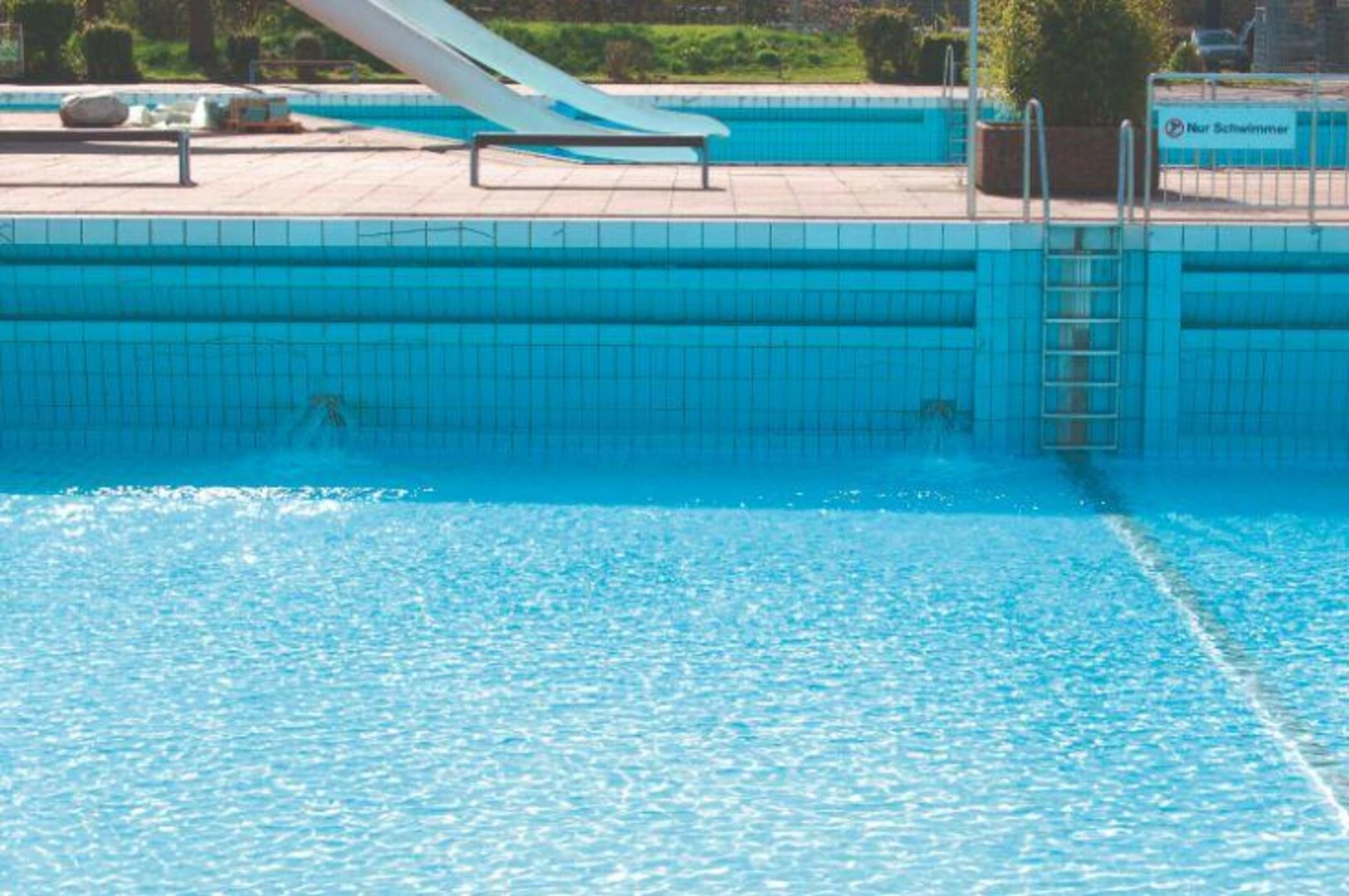 Schwimmbecken mit Fliesenbecken und Randbereich als Beispiel für Abdichtungssysteme 
