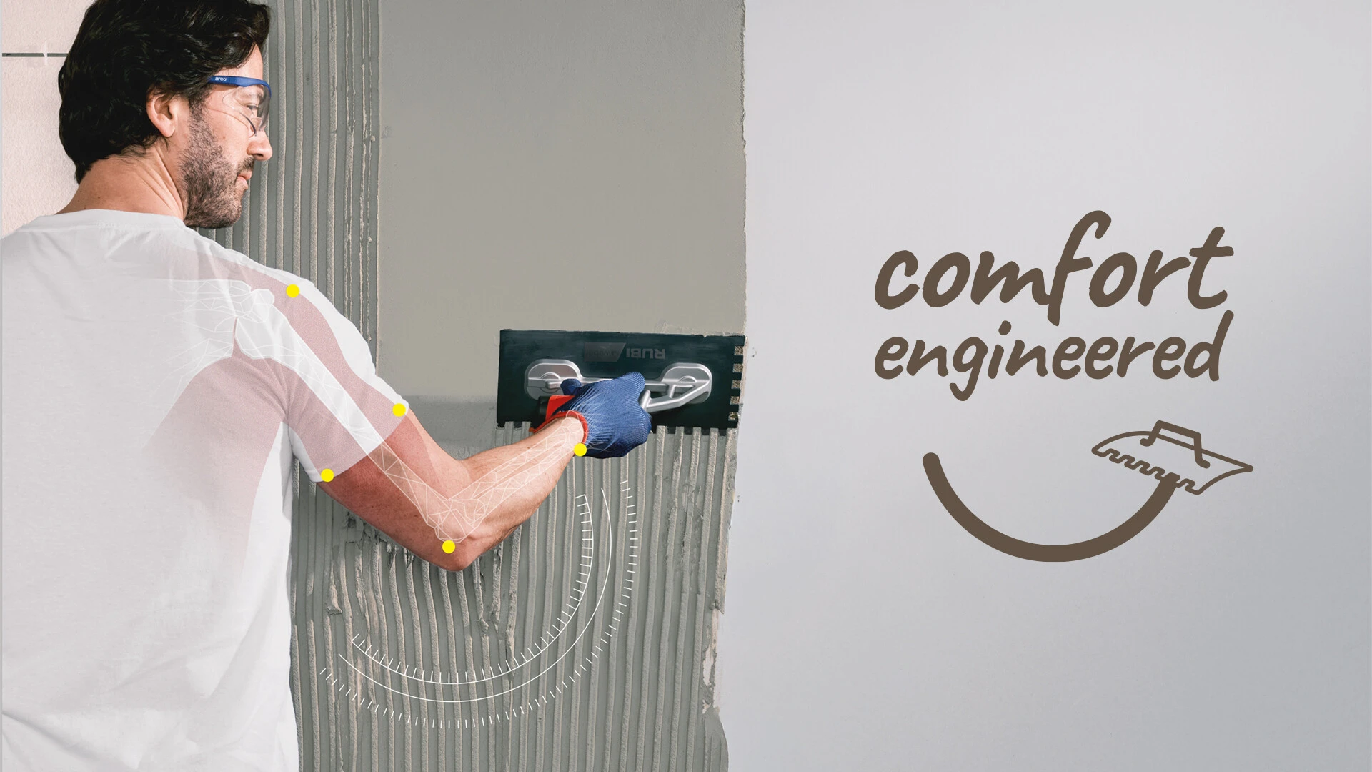 Person trägt Klebemörtel mit dem Weber Comfort Zahnglätter auf eine Wand auf; grafische Darstellung der Armbewegung und daneben das Logo ‚comfort engineered‘.