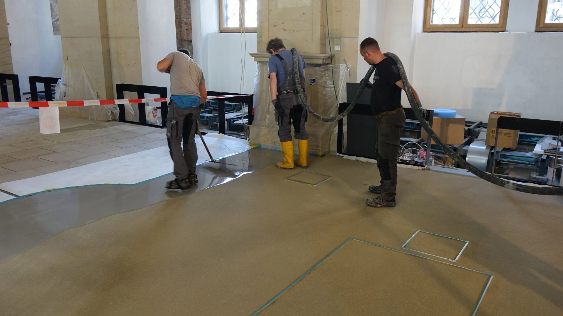 Einbau der zementgebundenen Bodenbeschichtung weber.floor 4650 GT30 mit Misch- und Förderpumpe FMP 40 in der Schlosskapelle Dresden