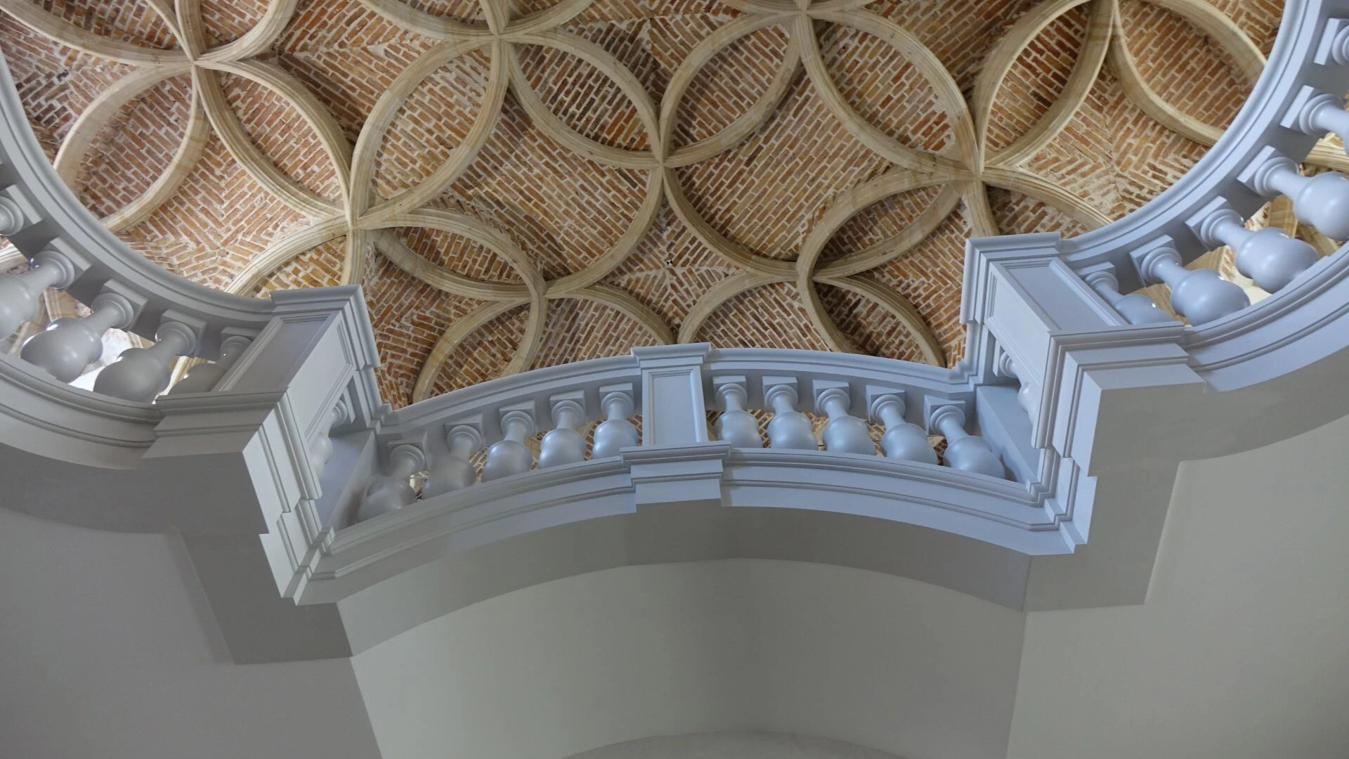 Historische Gewölbedecke und Balustrade der Schlosskapelle Dresden im denkmalgerechten Sanierungsumfeld