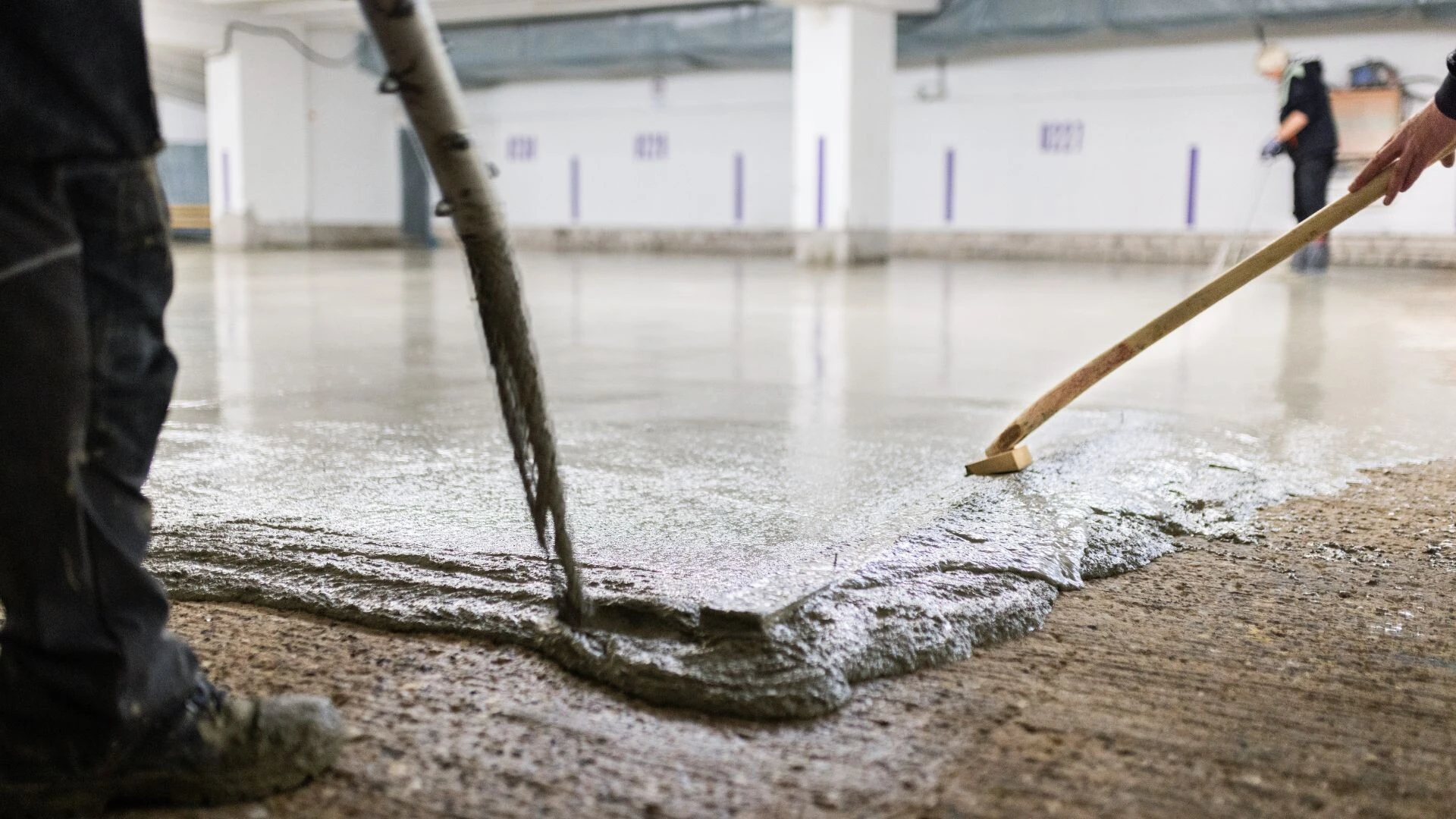 Maschineller Einbau von Betonersatzmörtel während der Parkhaussanierung.