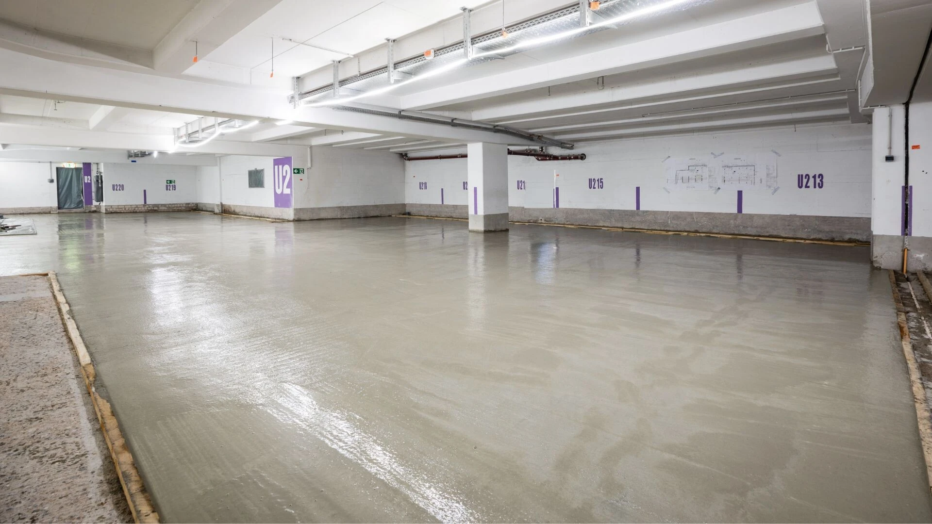 Eine großflächig instand gesetzte Parkhausdecke mit neu eingebrachtem Betonersatzmörtel sorgt für eine dauerhafte und belastbare Betonoberfläche.