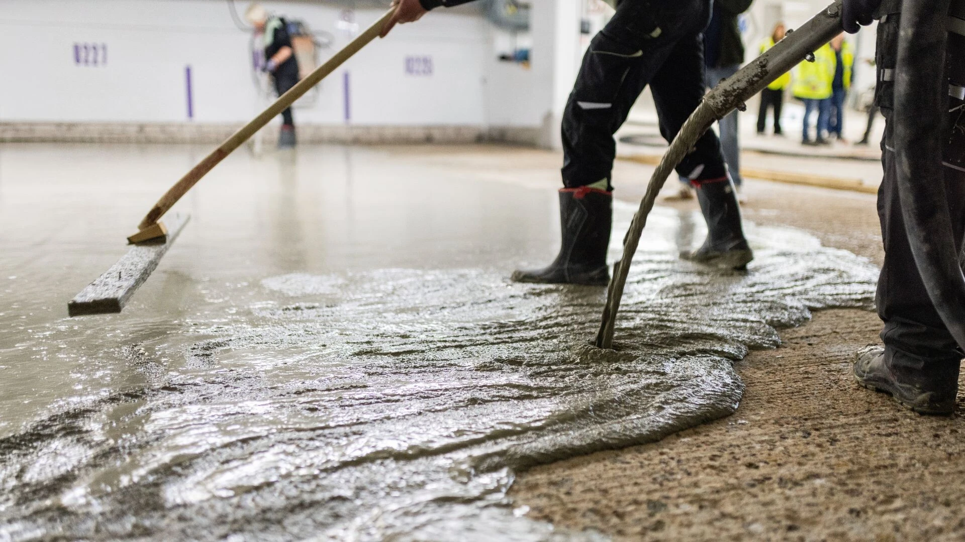 Der weber.floor 4640 Outdoor RepFlow ist ein RM4-Betonersatzmörtel, der nicht nur korrodierte Bewehrung dauerhaft schützt, sondern auch die Statik verstärkt. 