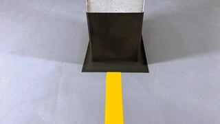 Nahaufnahme eines Säulensockels in einer Tiefgarage, der mit dem Oberflächenschutzsystem OS 5b abgedichtet wurde